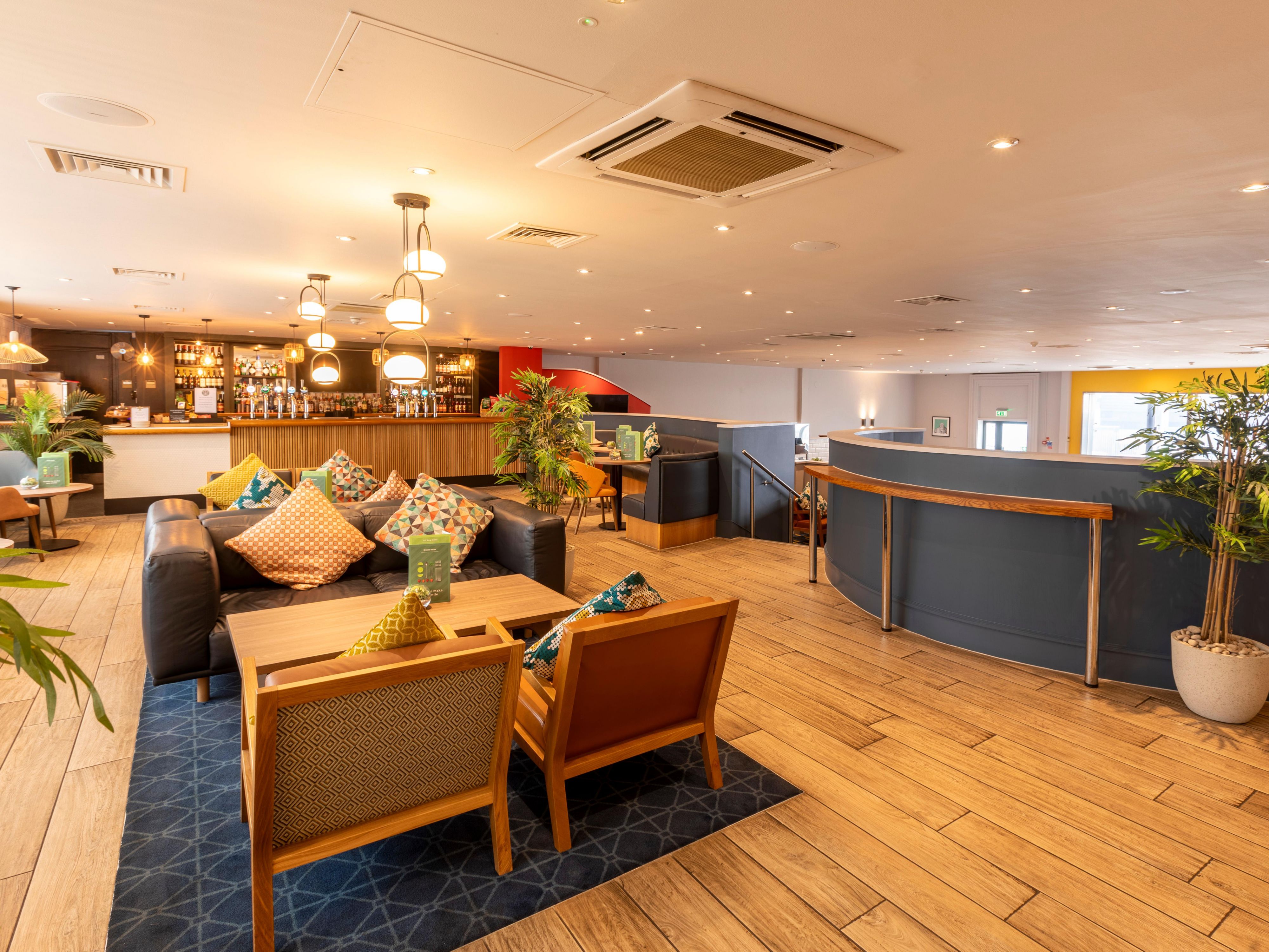 Holiday Inn Cardiff City Centre - Free Internet & More