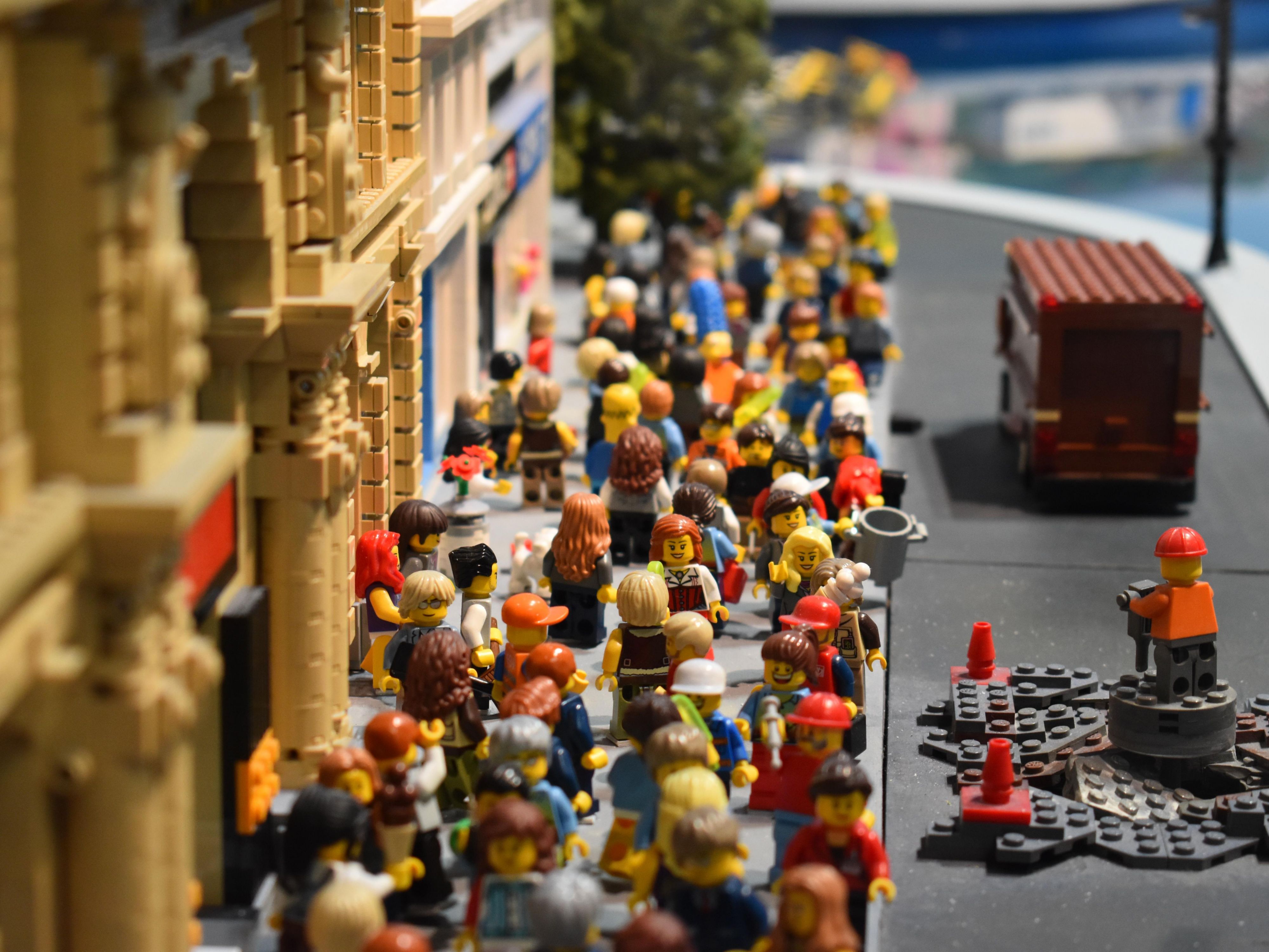 The perfect finale to a day spent riding, climbing, splashing and building with us at the Resort. Watch as LEGO® magic comes to life in an AWESOME way with floats, characters, and entertainers inspired by your favorite LEGO themes!