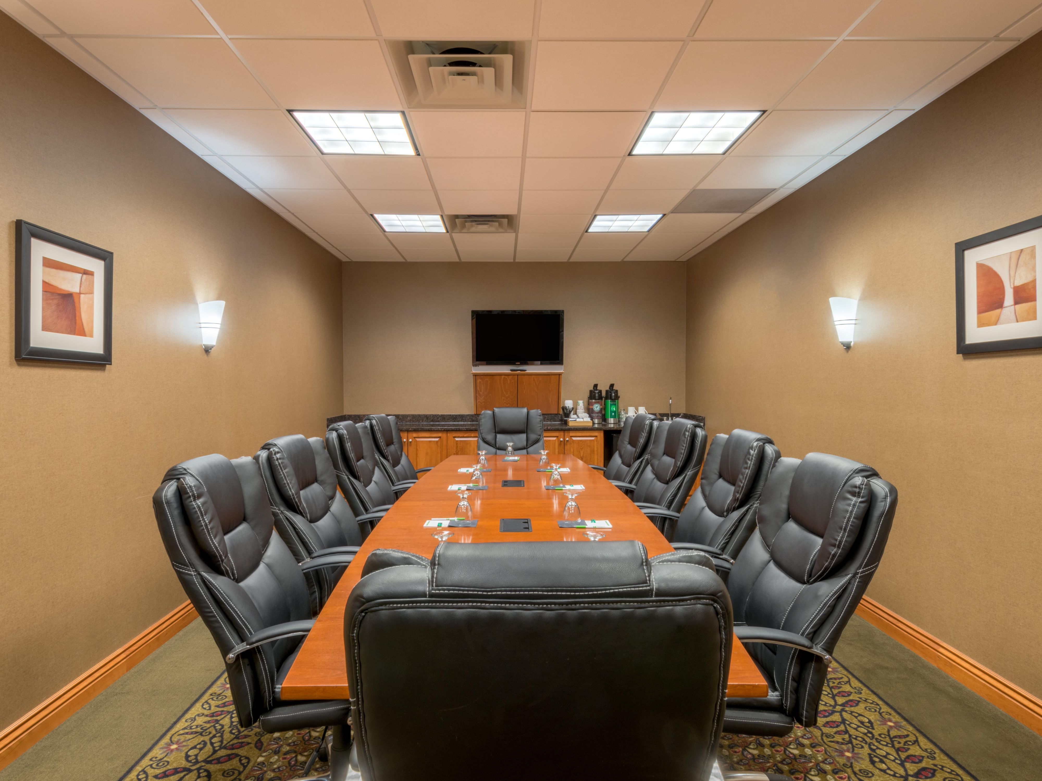 The Holiday Inn Casper offers flexible meeting space for groups up to 75 people. We offer a Board Room for up to 12 people and two other rooms that will comfortably accommodate most small meetings. Our sales and catering staff  can work with most budgets. Catering and meeting services available. Great location just off I-25 and Hat Six Road.  