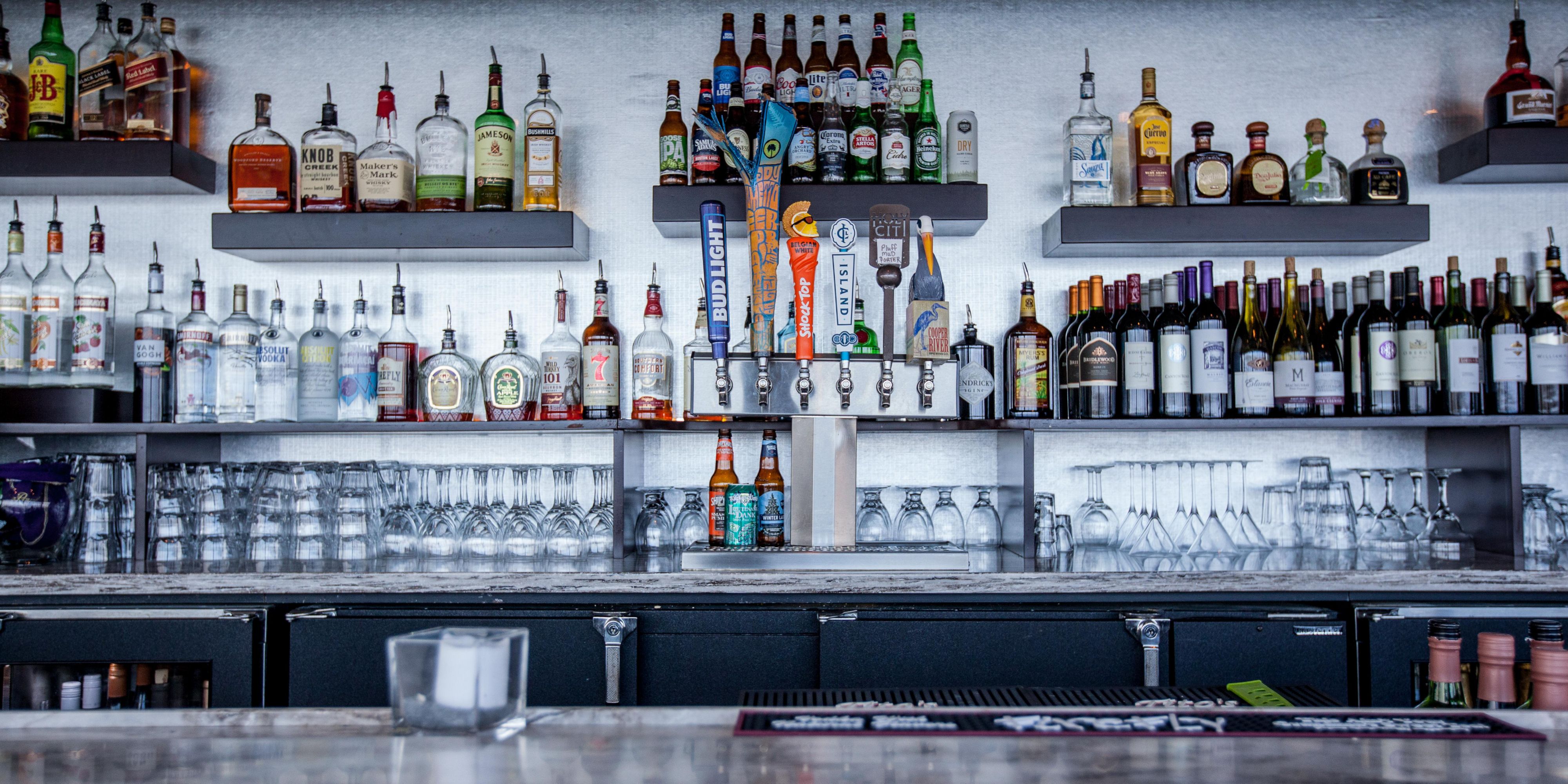 Enjoy craft beers and cocktail mixes at Harborview Lounge!