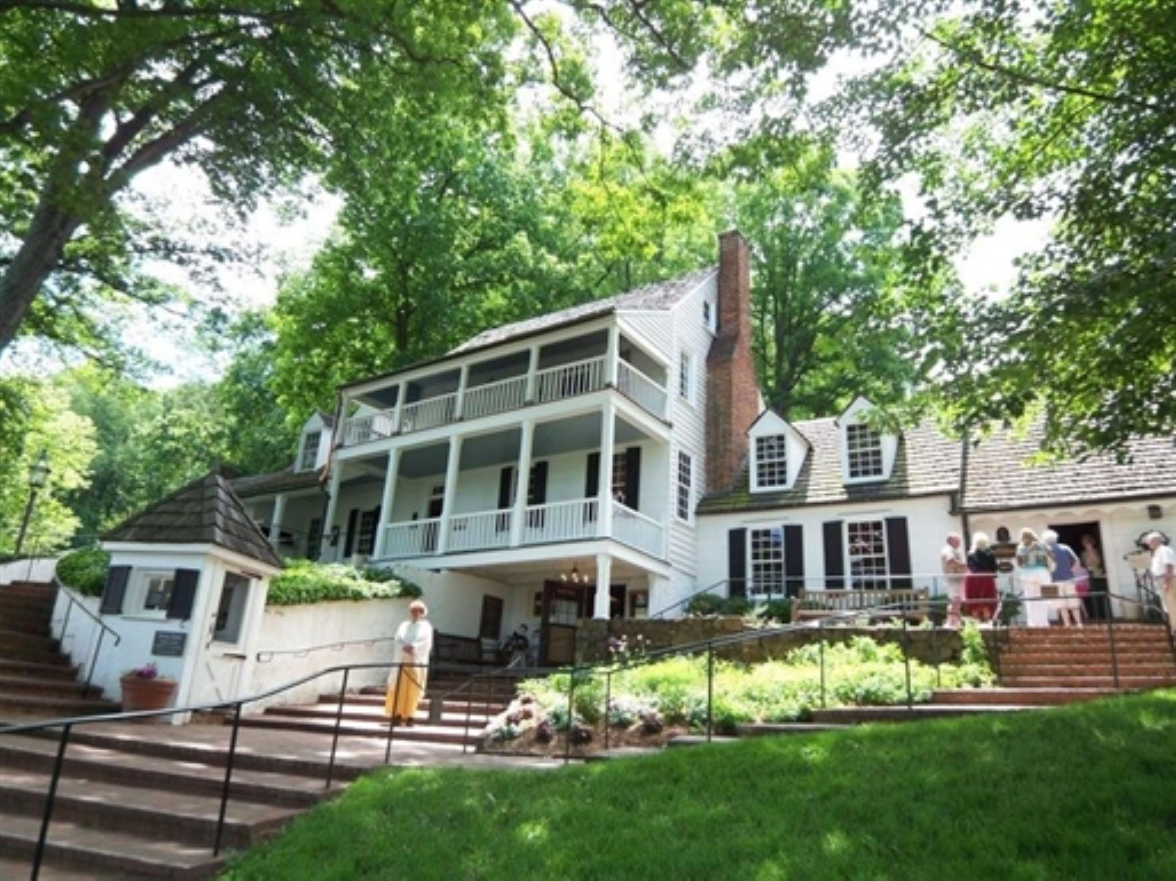 Discover the perfect blend of comfort, convenience, and history at the Holiday Inn Charlottesville-
Monticello. Ideally located just a short drive from Monticello, the historic home of Thomas Jefferson,
our hotel offers an unparalleled experience for history enthusiasts, families, and leisure travelers alike.