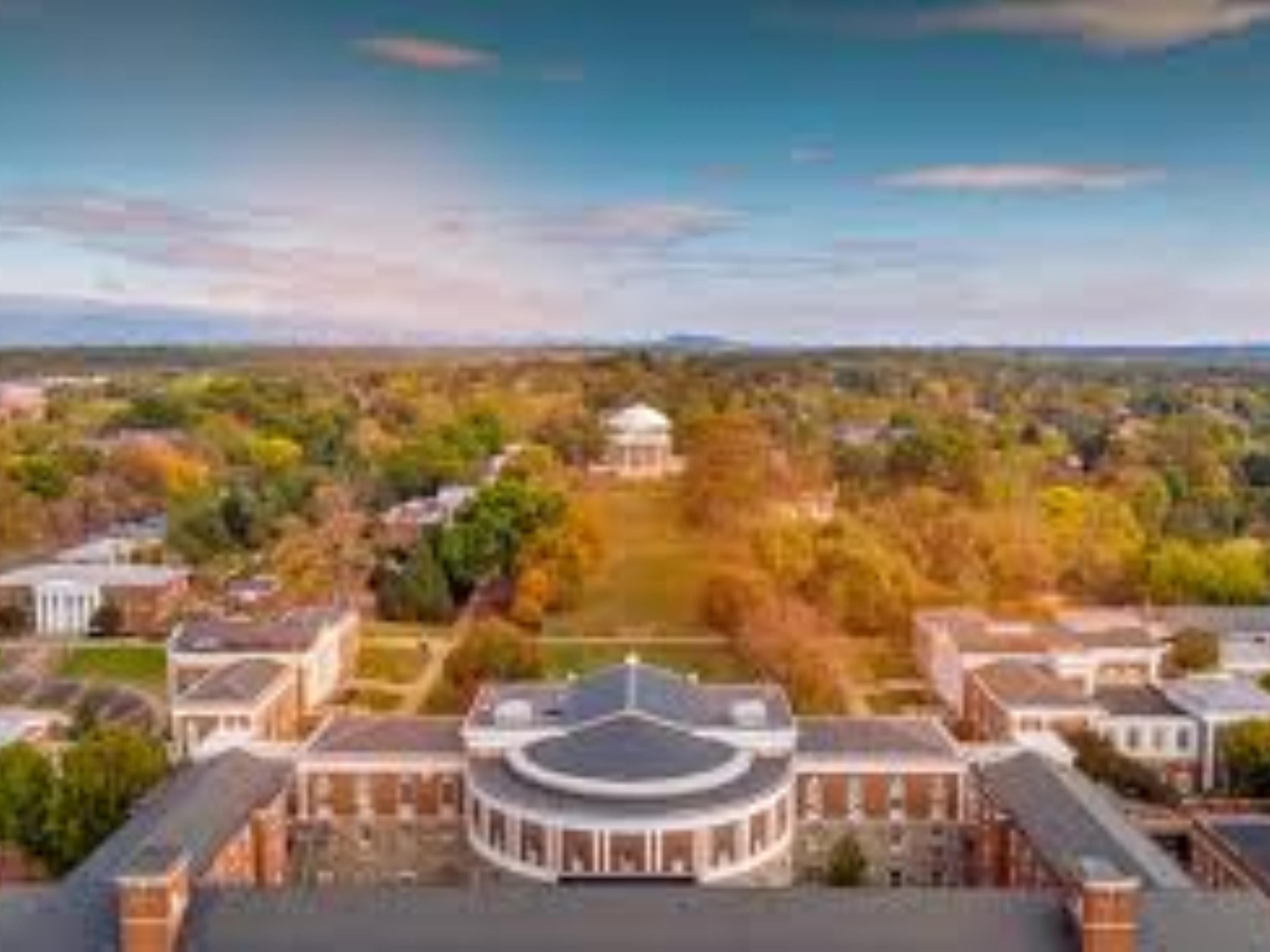 هل تبحث عن إقامة رائعة بالقرب من حرم يو في إيه؟ فندقنا هو الخيار المثالي لأي شخص يزور جامعة فيرجينيا. نحن نقدم مزيجًا مثاليًا من الراحة والملاءمة ، مع الغرف الفسيحة ووسائل الراحة من الدرجة الأولى. استمتع بإقامة ممتعة على بعد دقائق فقط من الحرم الجامعي ، مما يجعل من السهل رؤية المدرسة وجميع المعالم السياحية فيها.