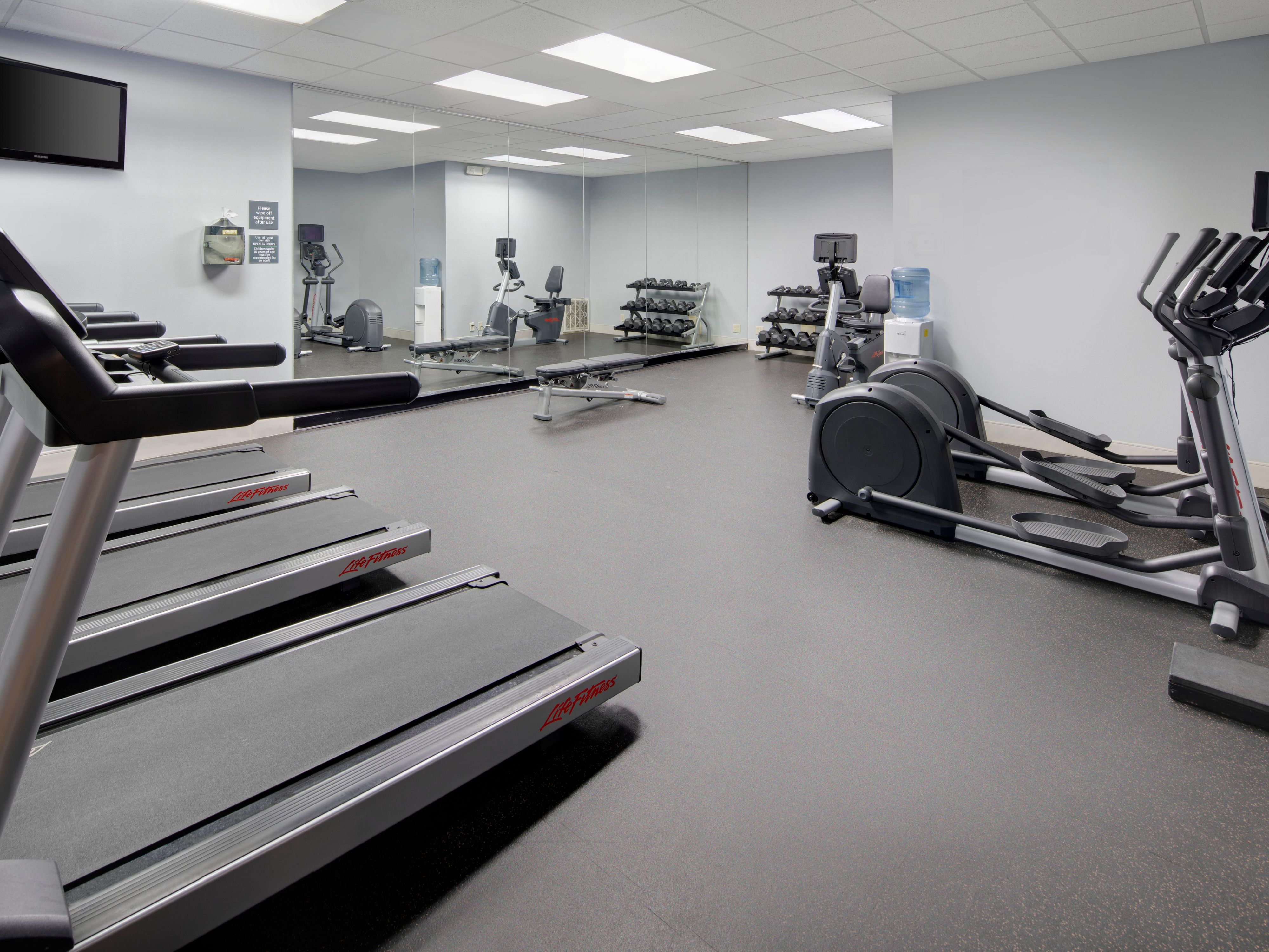 احصل على الطاقة في مركز اللياقة البدنية داخل الفندق. تحتوي على جميع معدات التمرين التي تحتاجها للبقاء نشيطًا أثناء السفر. كما أننا نتشارك مع استوديو محلي لتقديم مدرب أيروبيكس خارج الموقع. ستجد مجموعة متنوعة من أجهزة القلب وتمرينات القوة ، مما يتيح لك الحفاظ على روتينك. مفتوح 24ساعة في اليوم.
