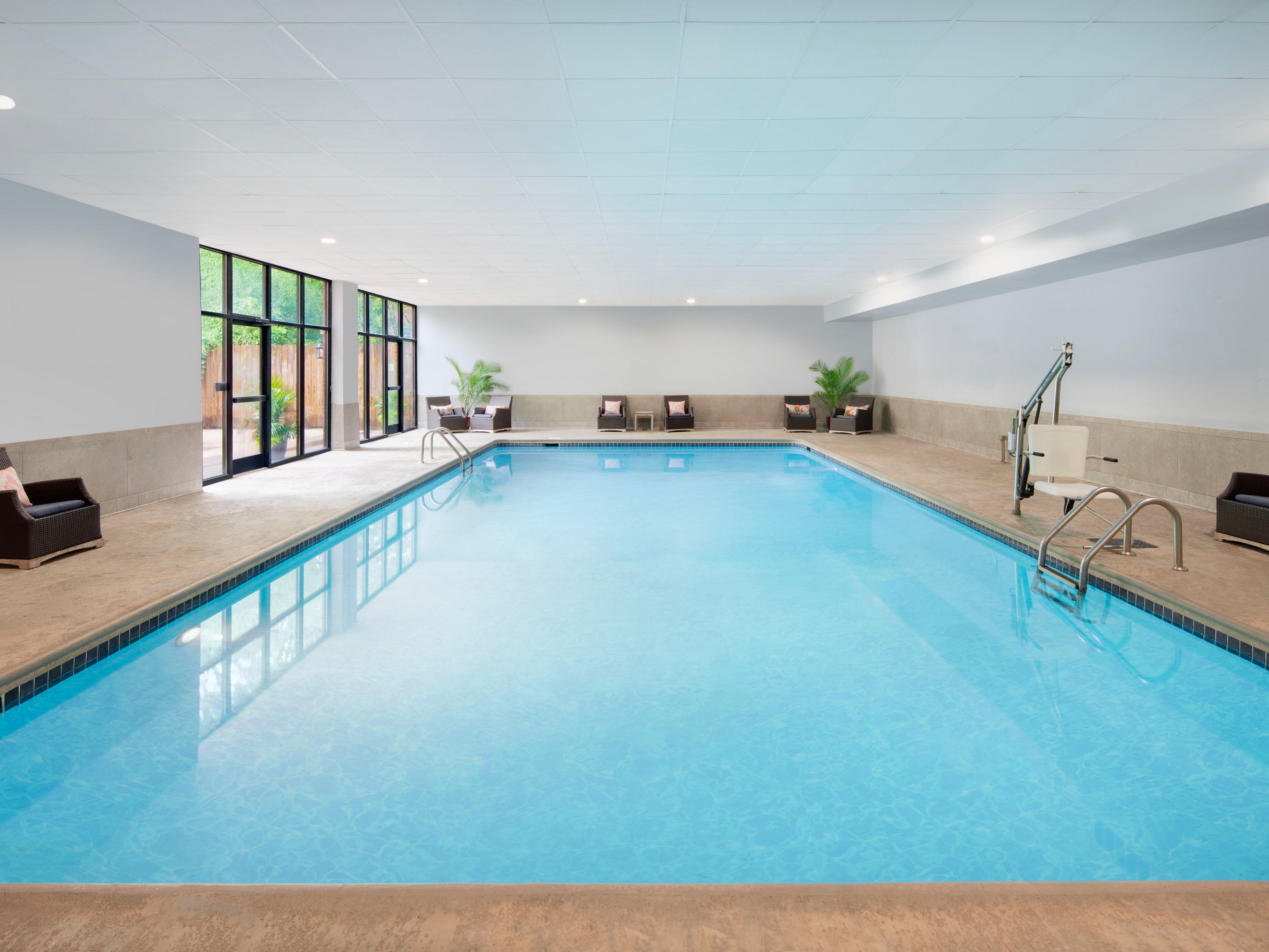 بعد يوم حافل من مشاهدة المعالم السياحية أو الاجتماعات ، يمكنك الاسترخاء مع السباحة في المسبح الداخلي الجذاب. لقد قمنا بتمديد ساعات العمل مؤقتًا من 10 صباحًا إلى 10 مساءً يوميًا ، مما يمنحك مزيدًا من الوقت للاسترخاء والاستمتاع بالحيوية. إنها الطريقة المثالية للحصول على بعض المرح والاسترخاء ، بغض النظر عن الطقس في الخارج.