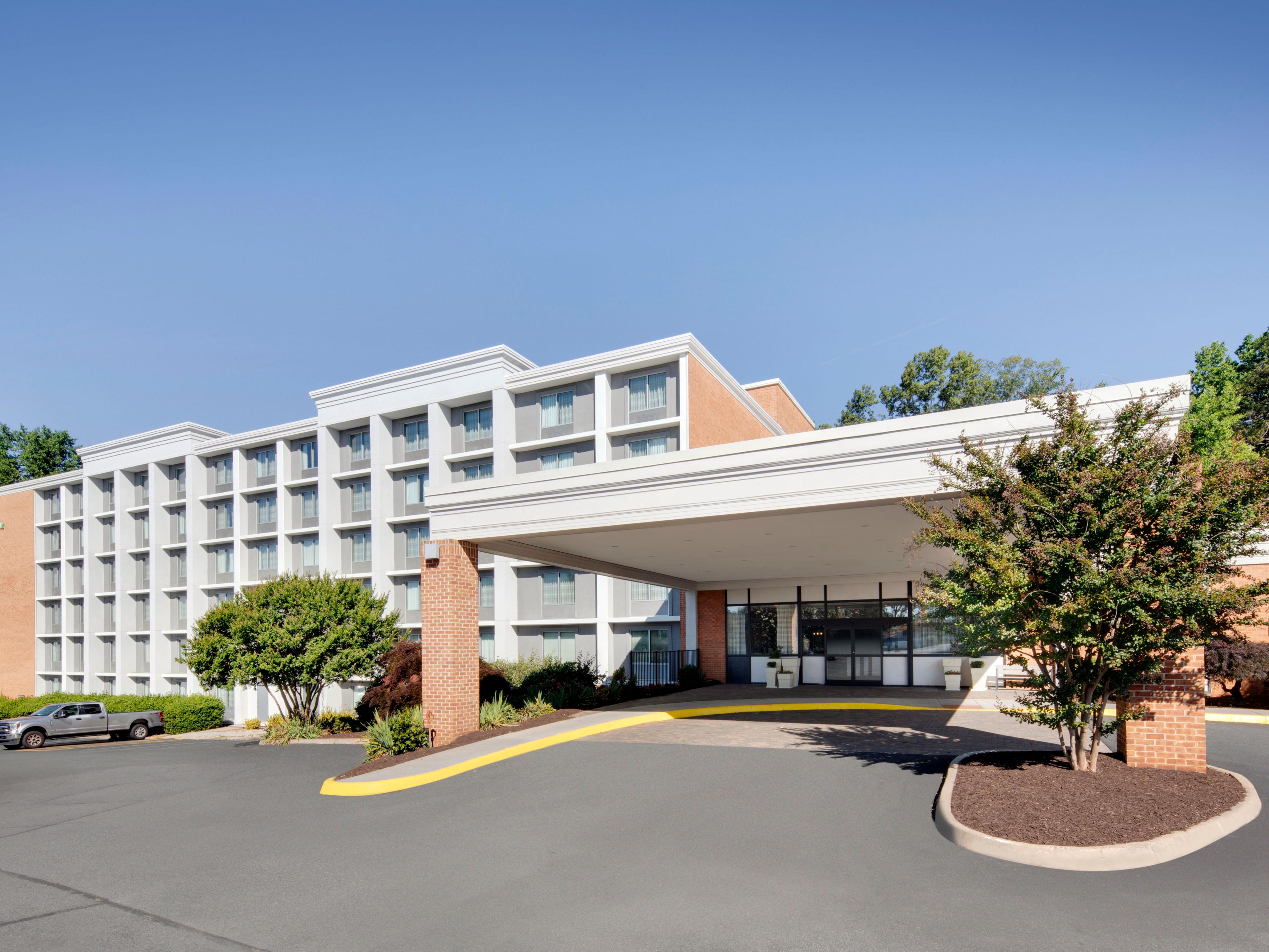 Шарлотсвилл. Шарлотсвилл США. Hotels on the Corner in Charlottesville.