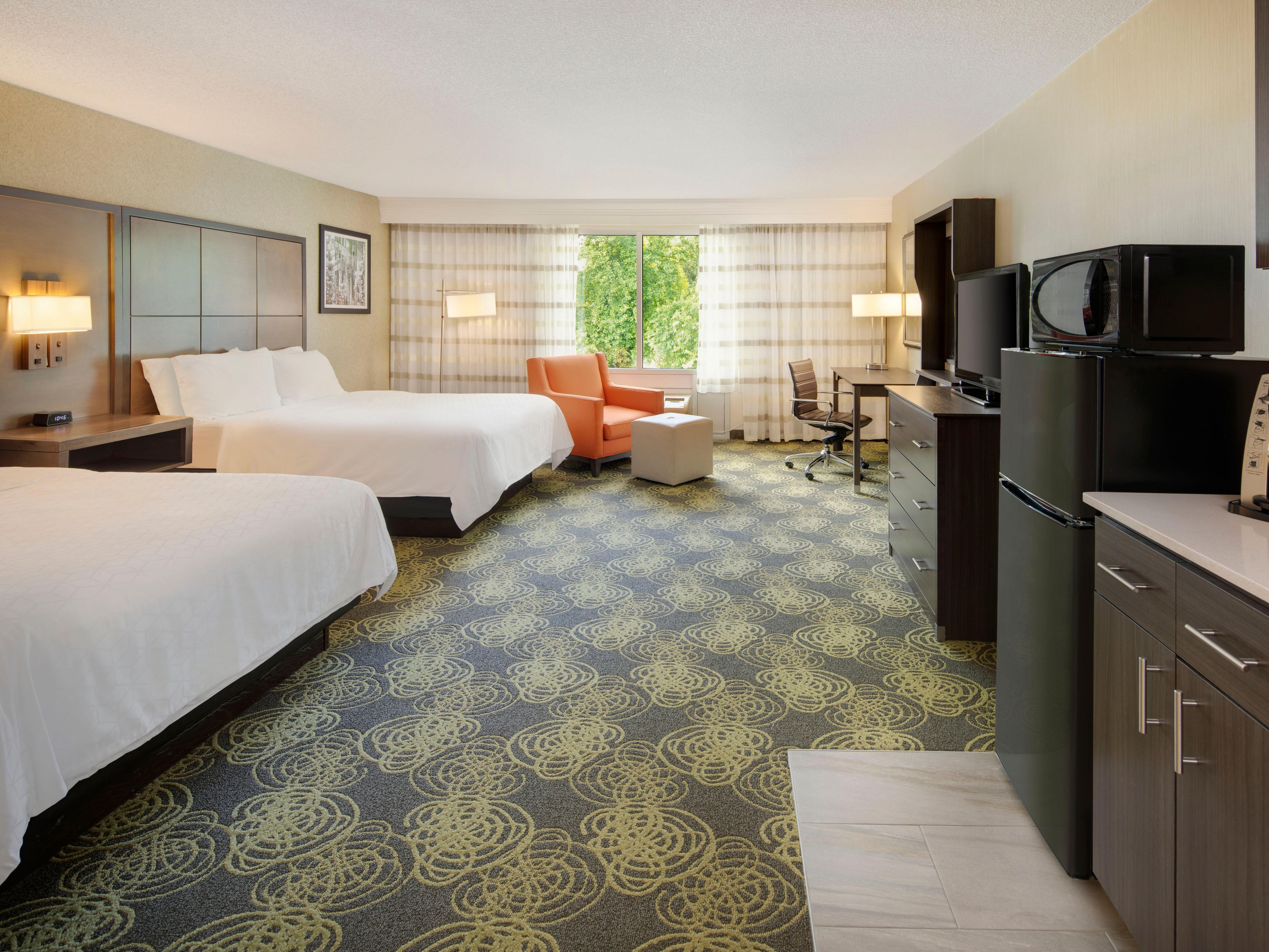 استمتع بإقامة مريحة أثناء إقامتك معنا. تم تصميم غرف الضيوف الفسيحة لدينا مع وضع الراحة في الاعتبار ، وتحتوي على أسرّة مريحة ومفروشات عصرية ووسائل راحة مثل خدمة الواي فاي مجاناً وثلاجة مشروبات وميكروويف. إنه المكان المثالي للاسترخاء بعد يوم طويل من السفر أو استكشاف المنطقة.
