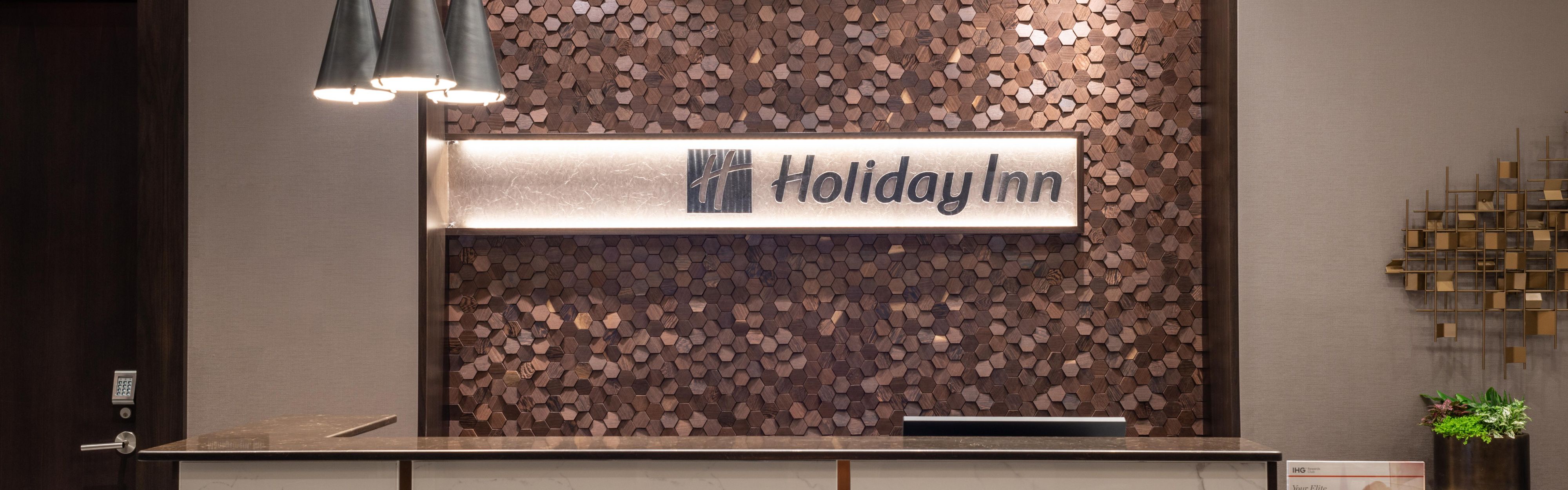 Hotels In Chelsea Ma With Logan Airport Shuttle Holiday Inn Boston Logan Airport Chelsea