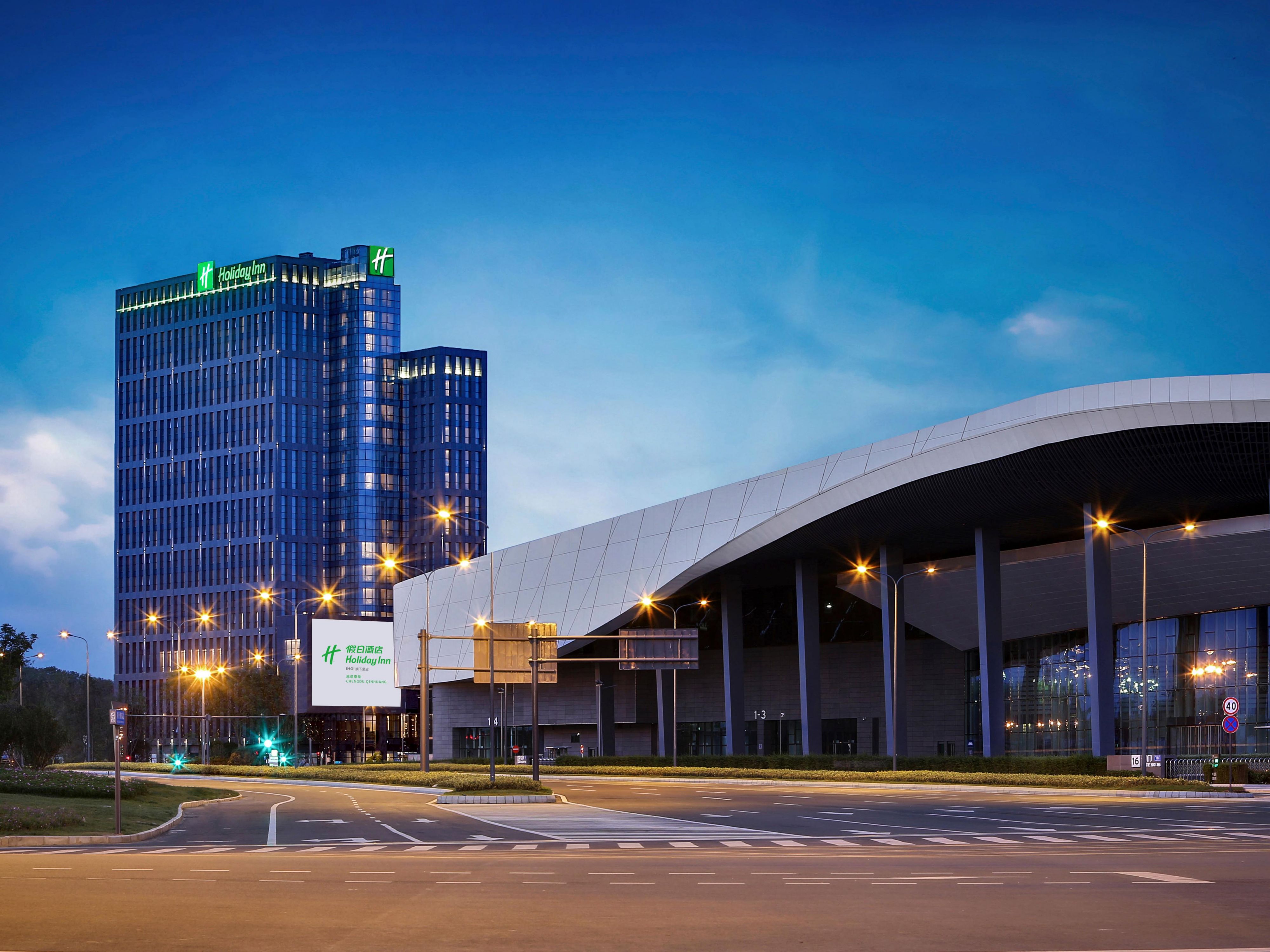 The hotel is close to Qinhu Lake Park, Tianfu Park, Luxi Lake Wetland Park, and Xinglong Lake, with excellent ecological environments.