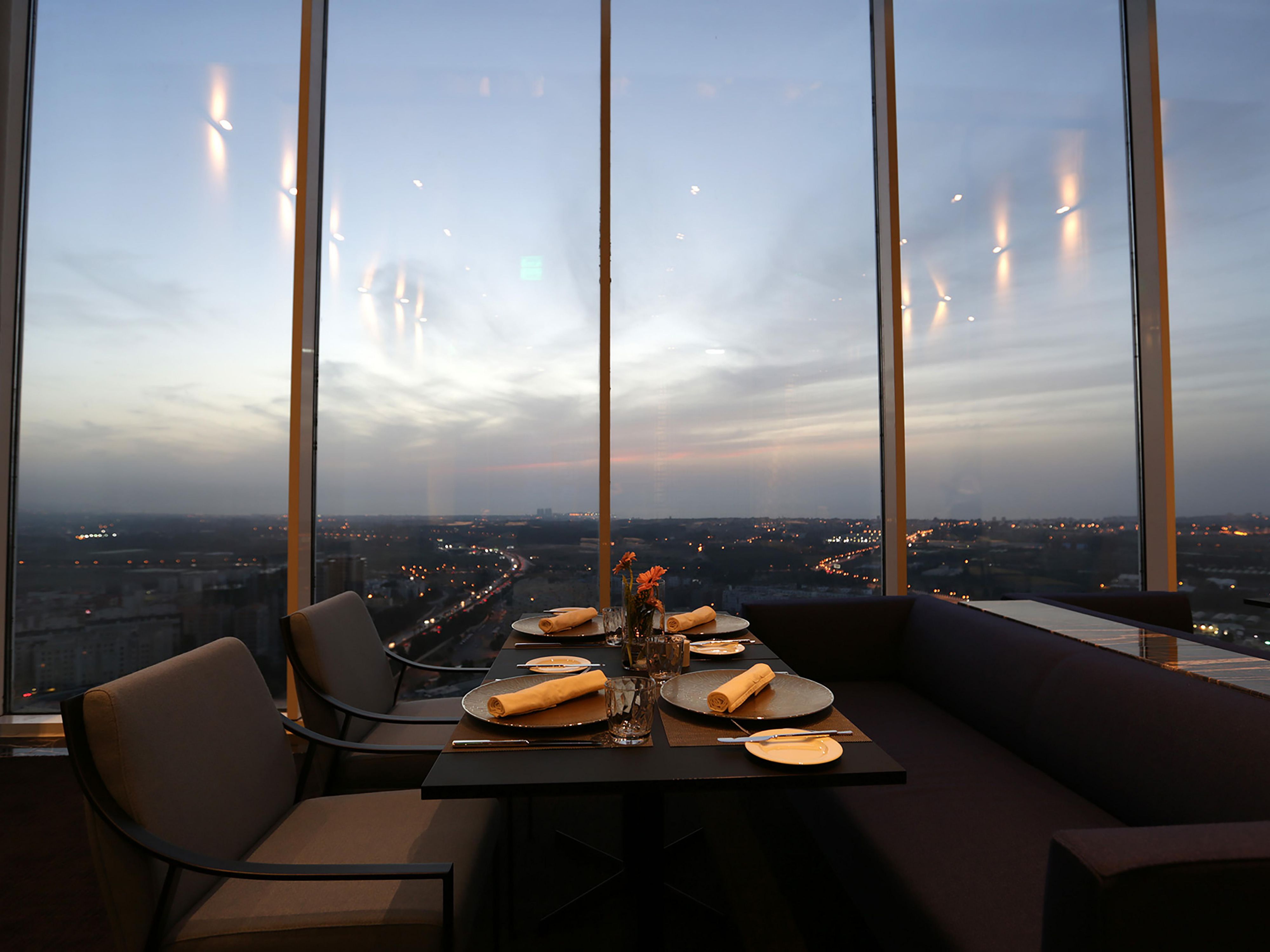 Situé à 101 mètre de hauteur, le restaurant Le 101, vous assure une expérience gustative unique accompagnée d’une vue imprenable. 
