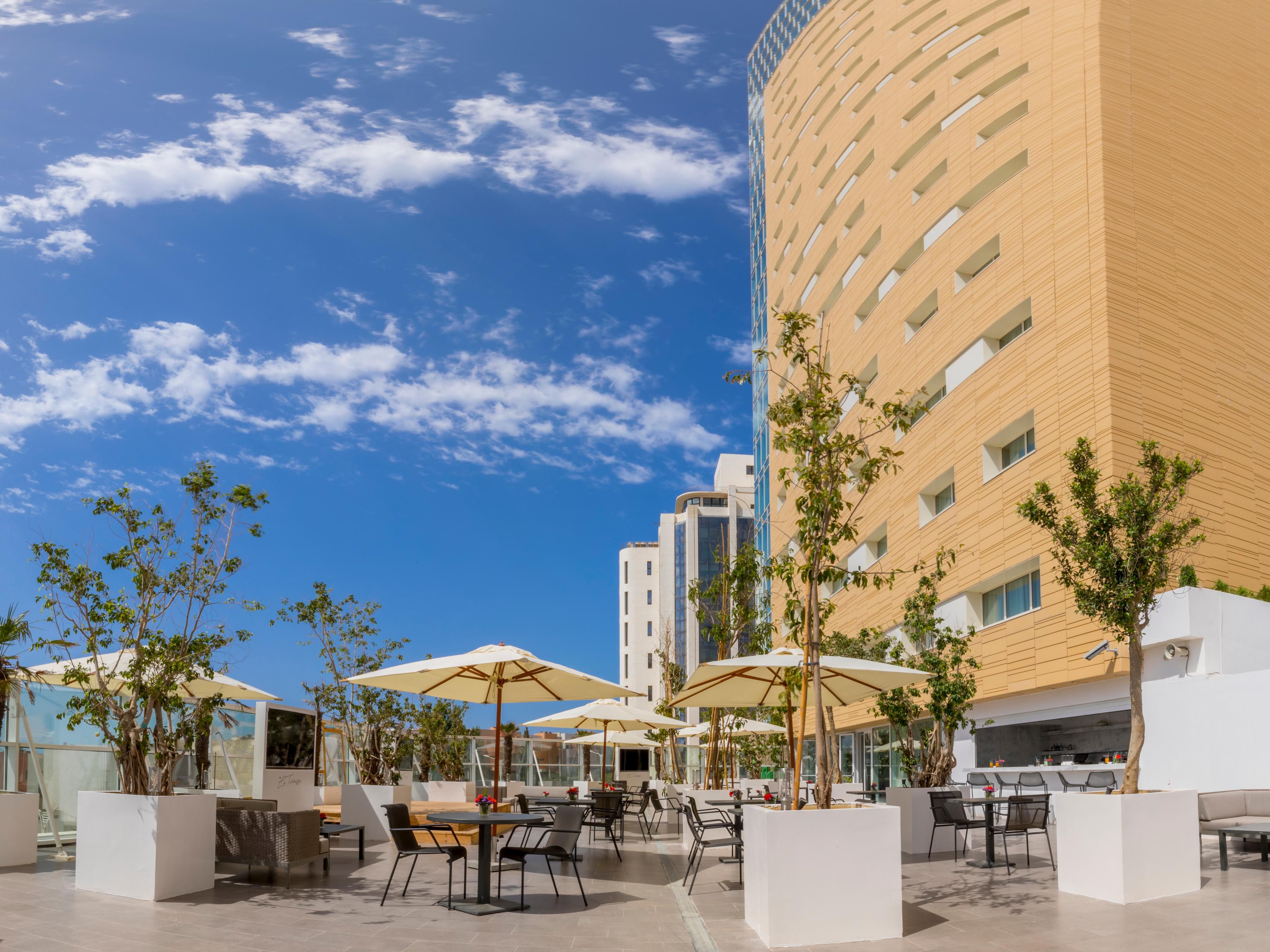 With friends, after a long day of work, take advantage of the warm evenings of the summer season to recharge your batteries at La Terrasse. Opening time from 3 pm to 11 pm.