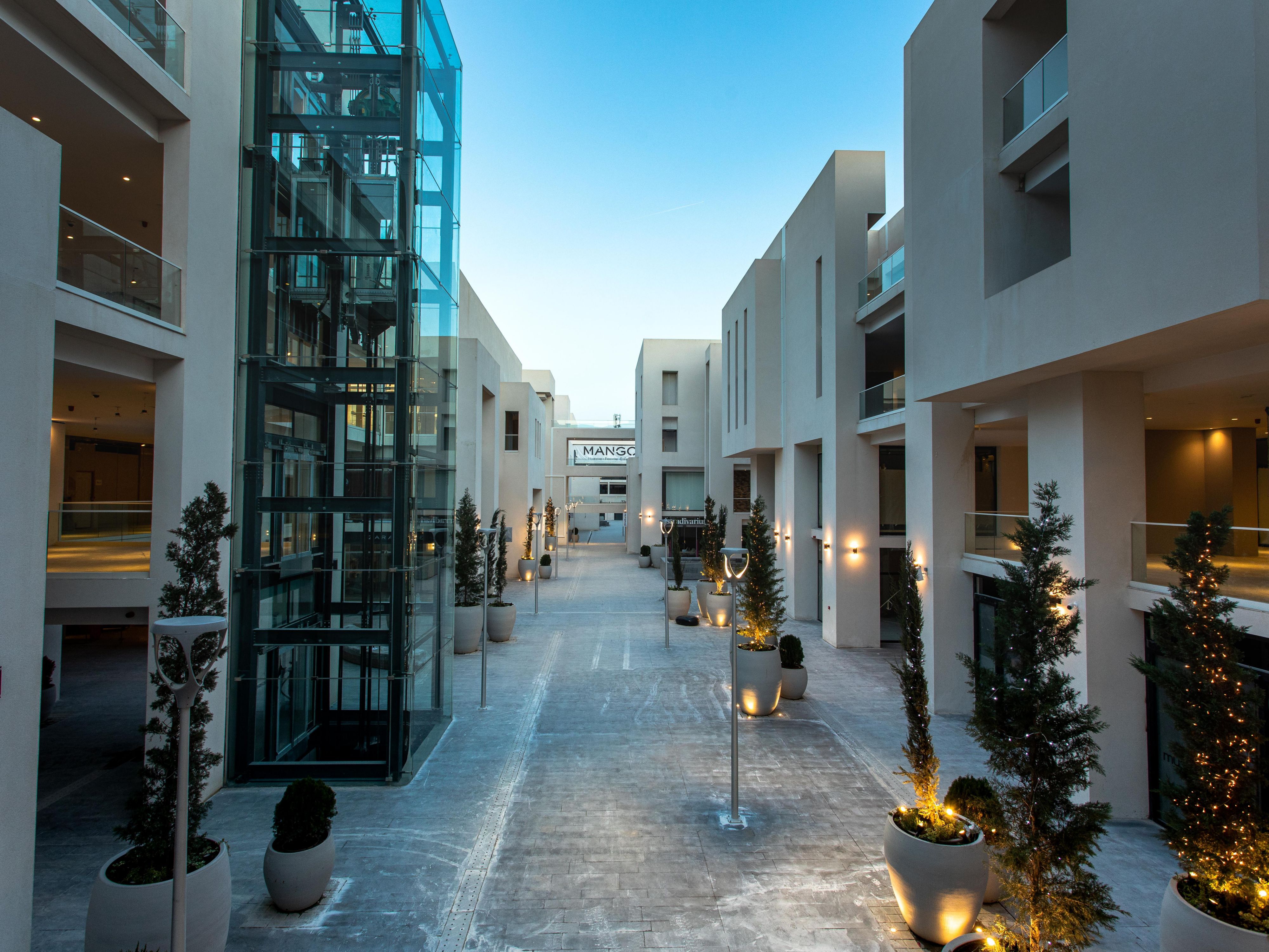 To fully enjoy your stay, we invite you to visit the Lifestyle Mall Garden City, which is located 300 meters from our hotel. First open-air shopping center in Algeria, Garden City includes many brands that will please all your desires.