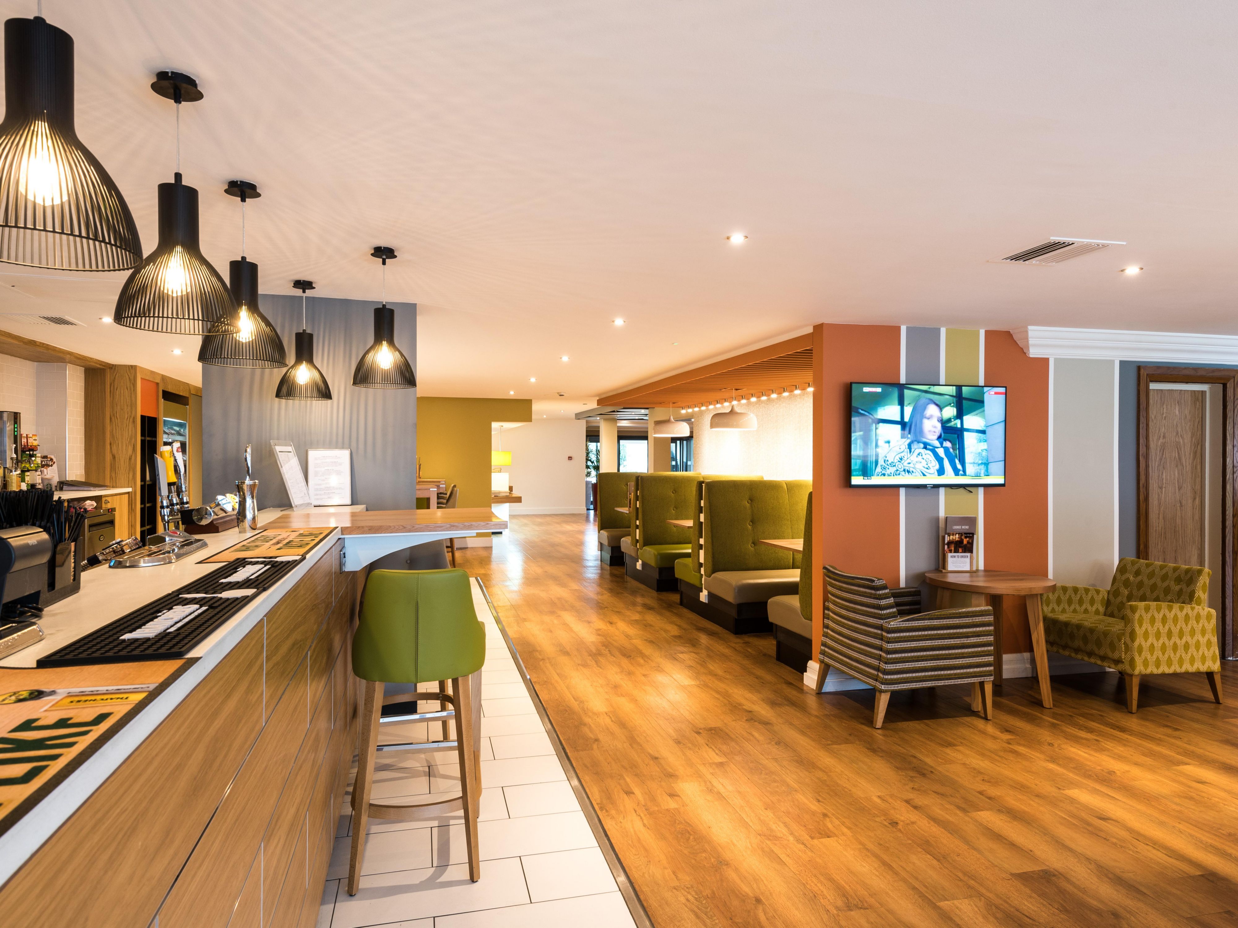 Relax and unwind in our Open Lobby, a multi-use space perfect for catching up with family & friends or meeting colleagues. Choose a bite to eat from the all-day dining menu which offers a selection of light bites and tasty meals or grab a refreshing drink from the extensive drink's menu. Open 24 hours for residents. Non-residents are also welcome. 