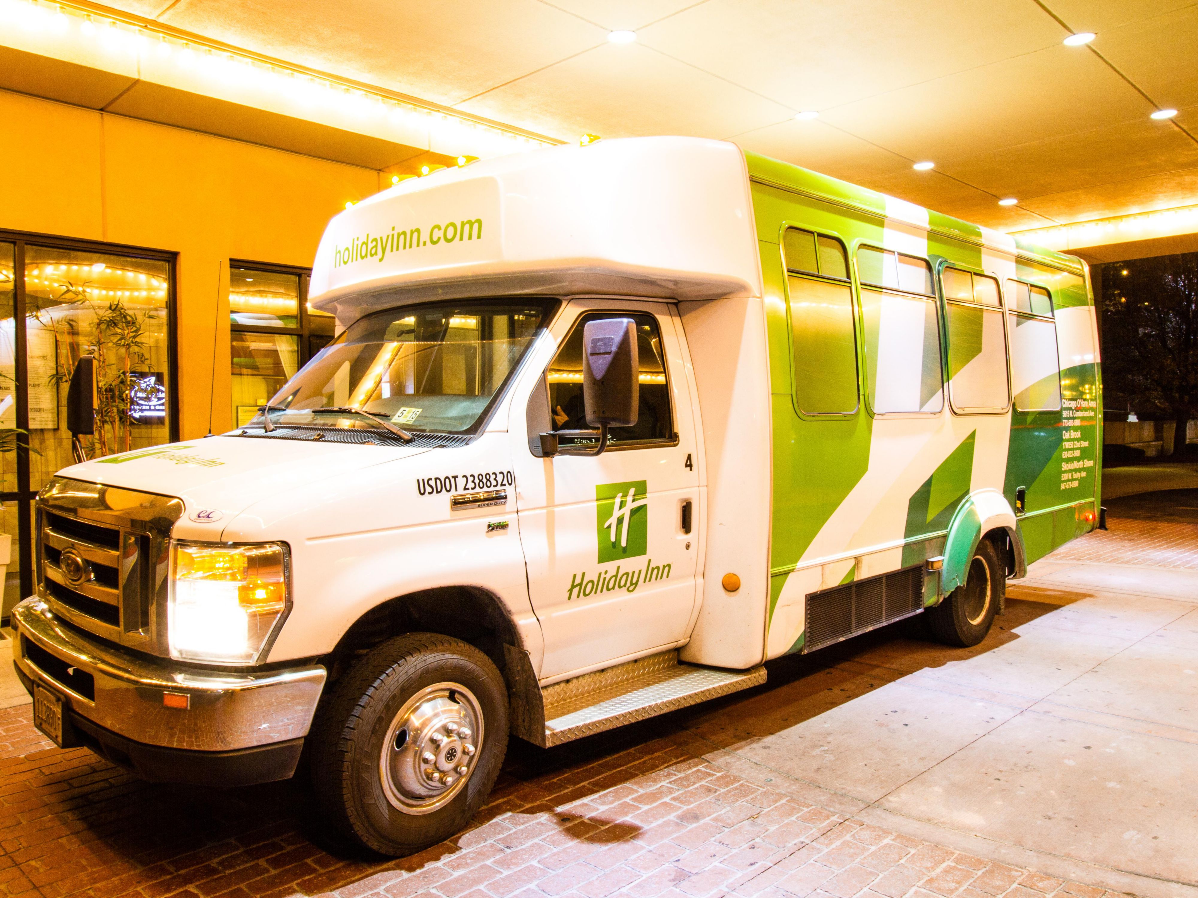 دعنا ننقلك من وإلى مطار أوهير الدولي براحة وسهولة مع خدمة النقل المجانية. سواء كنت في عجلة من أمرك أو تستمتع بالمواصلات المريحة قبل رحلة مهمة، فإن خدمتنا الأسبوعية من بعد الظهر حتى منتصف الليل مفيدة للغاية لأولئك الذين يقيمون في فندق هوليداي إن شيكاغو أوهير.