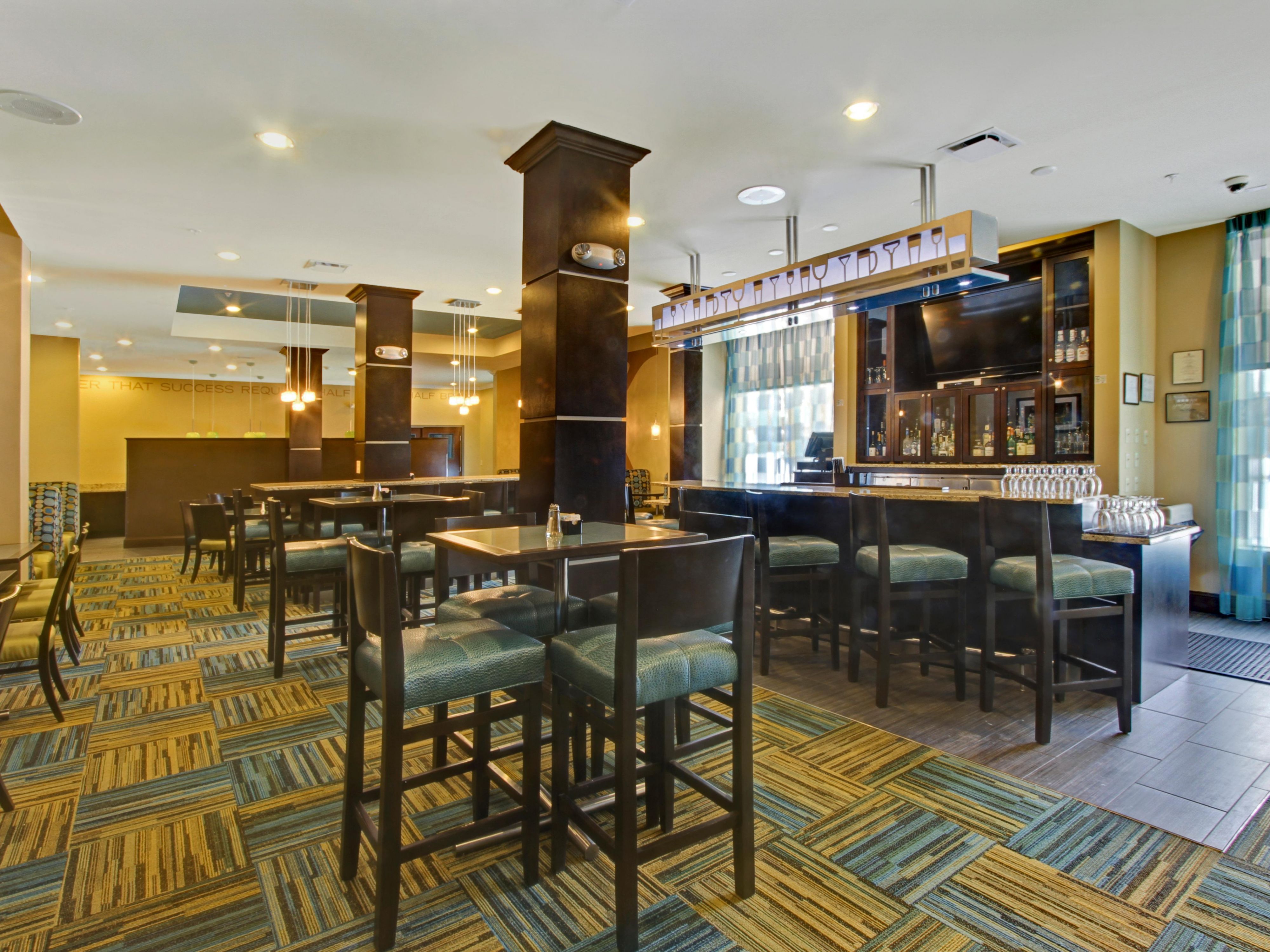 Kem's Restaurant/Lounge seats up to 45, providing breakfast and dinner 7 days a week. Every Wednesday Night, we have the Manager's Reception in our restaurant for all of our guests. Room service is available, and be sure to check out our nightly specials!
