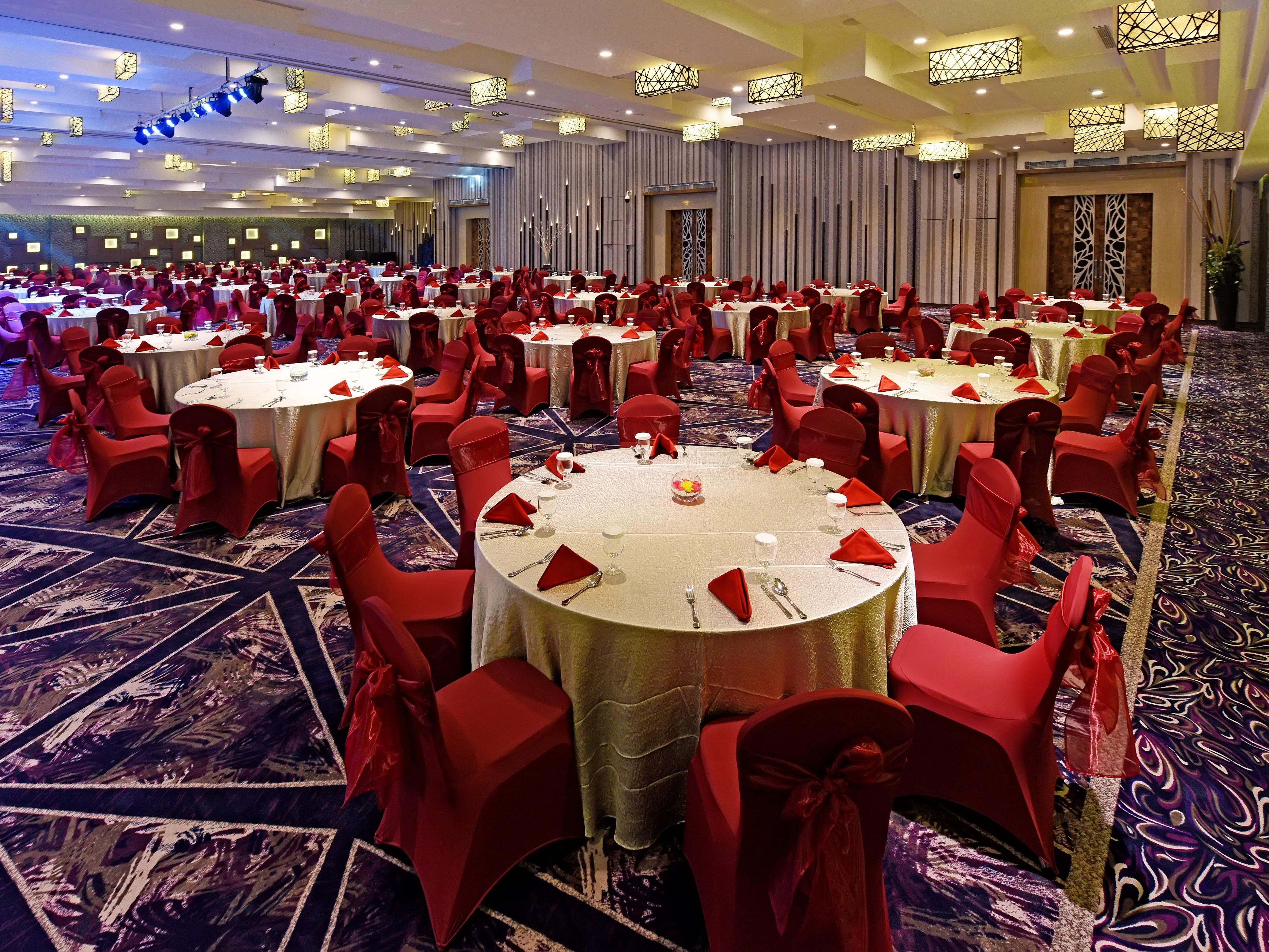 Pertemuan dan acara Anda harus selalu sempurna dan berkesan. itu sebabnya Holiday Inn Cikarang Jababeka adalah pilihan tepat. Sebagai ballroom hotel terbesar di Cikarang, Paramount Ballroom dapat menampung hingga 1500 peserta dan dilengkapi dengan teknologi modern.