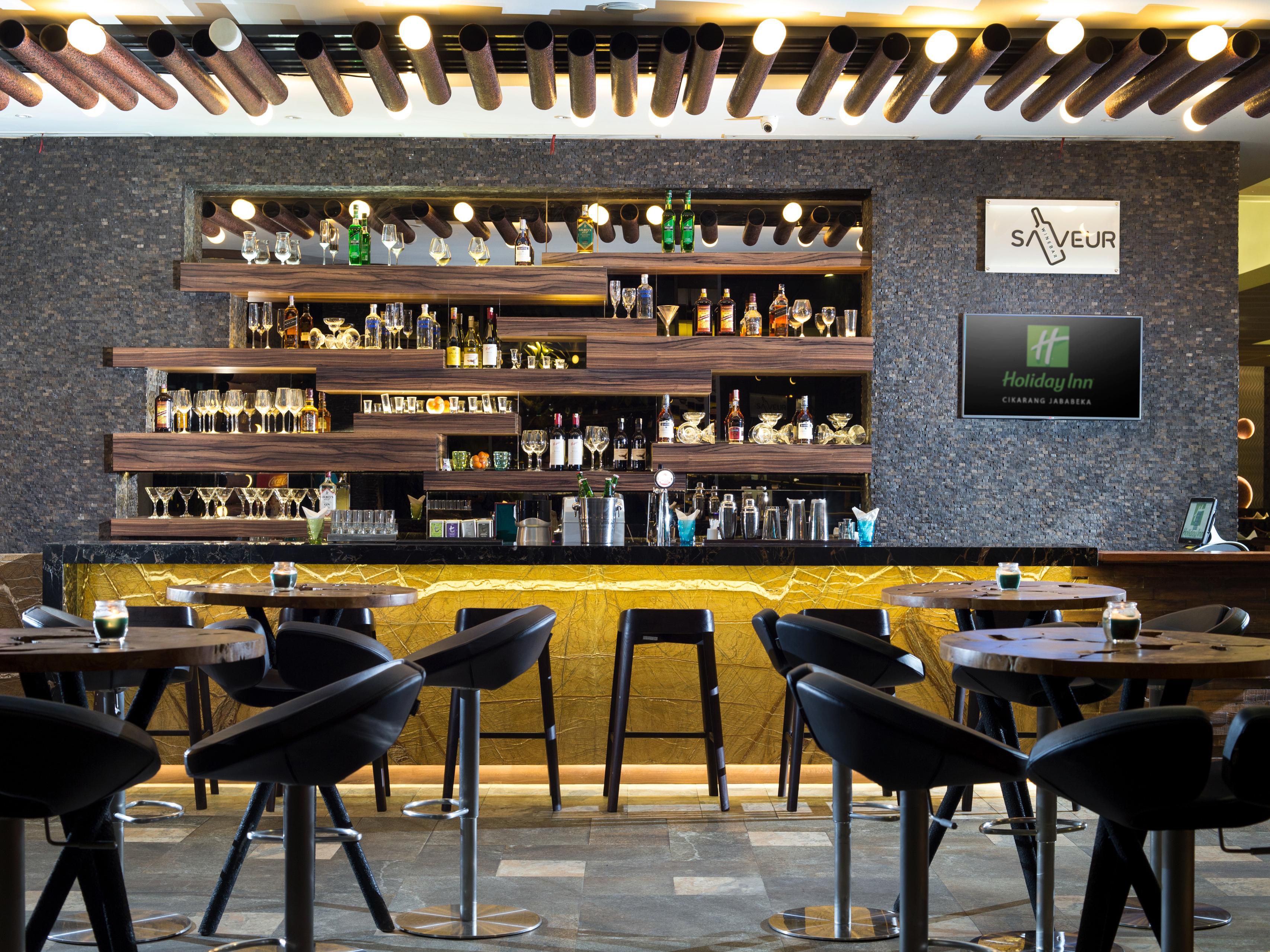 Saveur Wine Bar - Dapatkan Segar dan Bersantai Setelah seharian bekerja di Saveur Wine Bar. Bartender kami akan membuat minuman tanpa kompromi hanya untuk Anda.