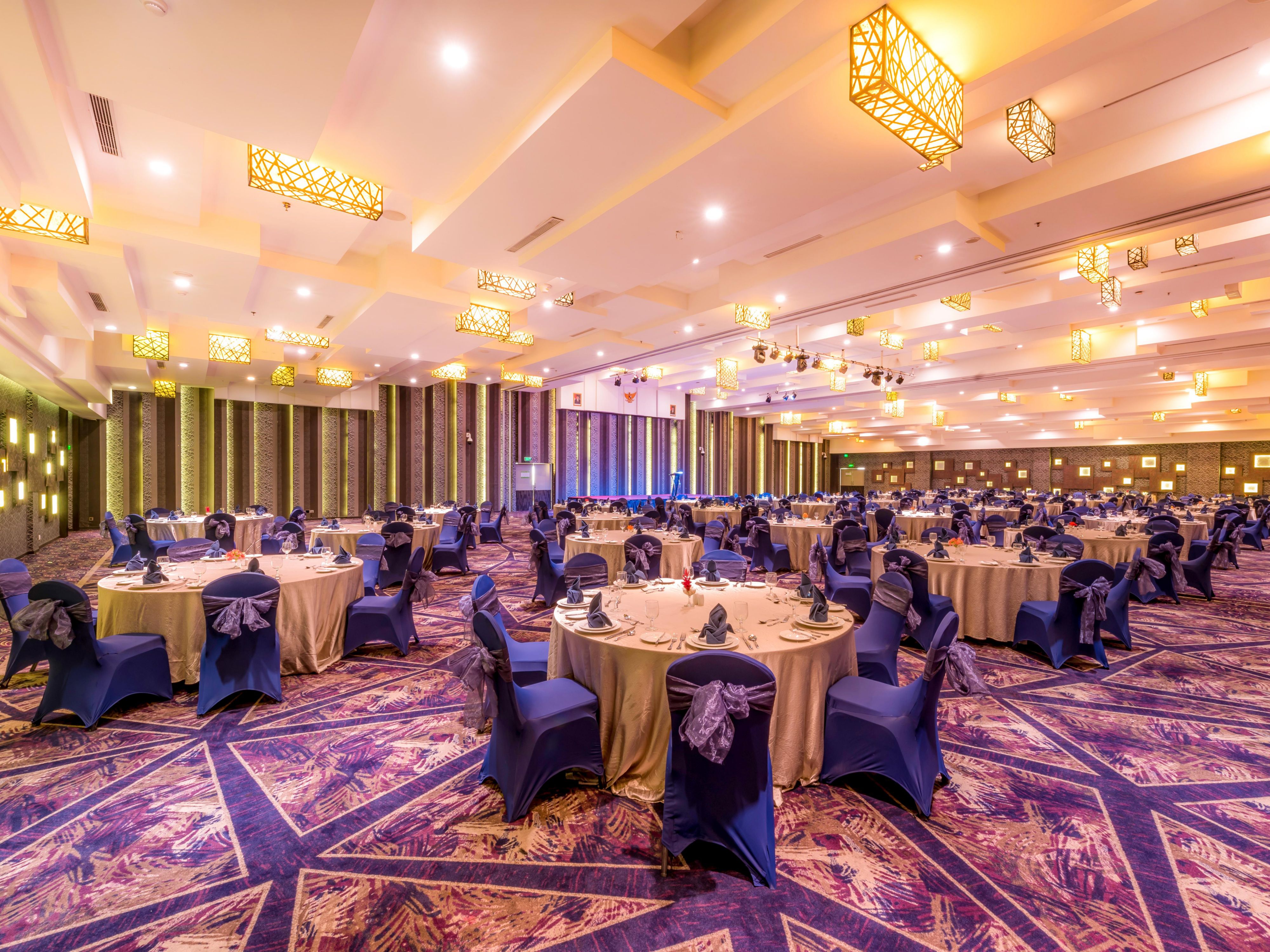 Masuki dunia elegan dengan tema pernikahan yang mewah. kami mempersembahkan grand ballroom tanpa pilar dan halaman ballroom yang luas dengan kapasitas hingga 1000 kursi atau 1600 tamu. Tempat yang sempurna untuk mengadakan pernikahan tradisional, chinese maupun International
