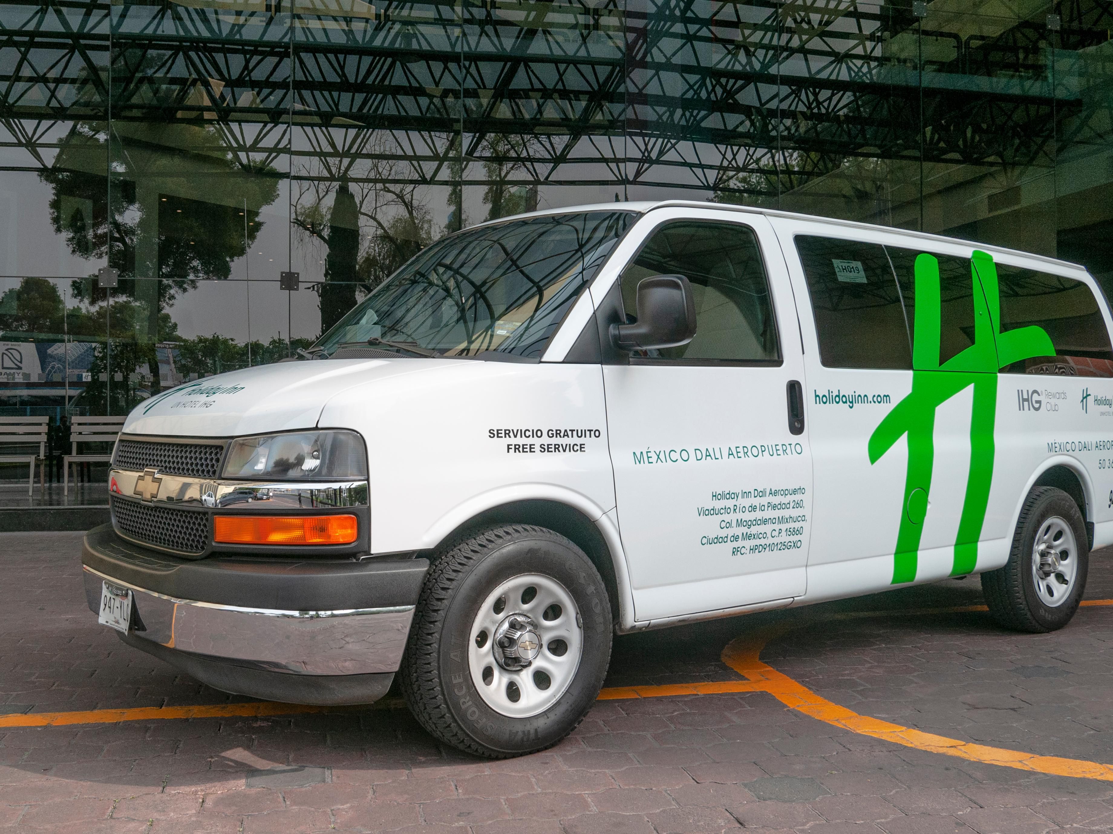 Localizacion de transporte T1 Puerta 4
 T2  Contamos con oficina en planta baja frente a las escaleras eléctricas entre las puertas 3 y 4.
La transportación es una camioneta tipo van color blanco con verde, con el logotipo de HOLIDAY INN MEXICO DALÍ AEROPUERTO.
El servicio gratuito del hotel al aeropuerto es cada hora en punto, durante las 24hrs.