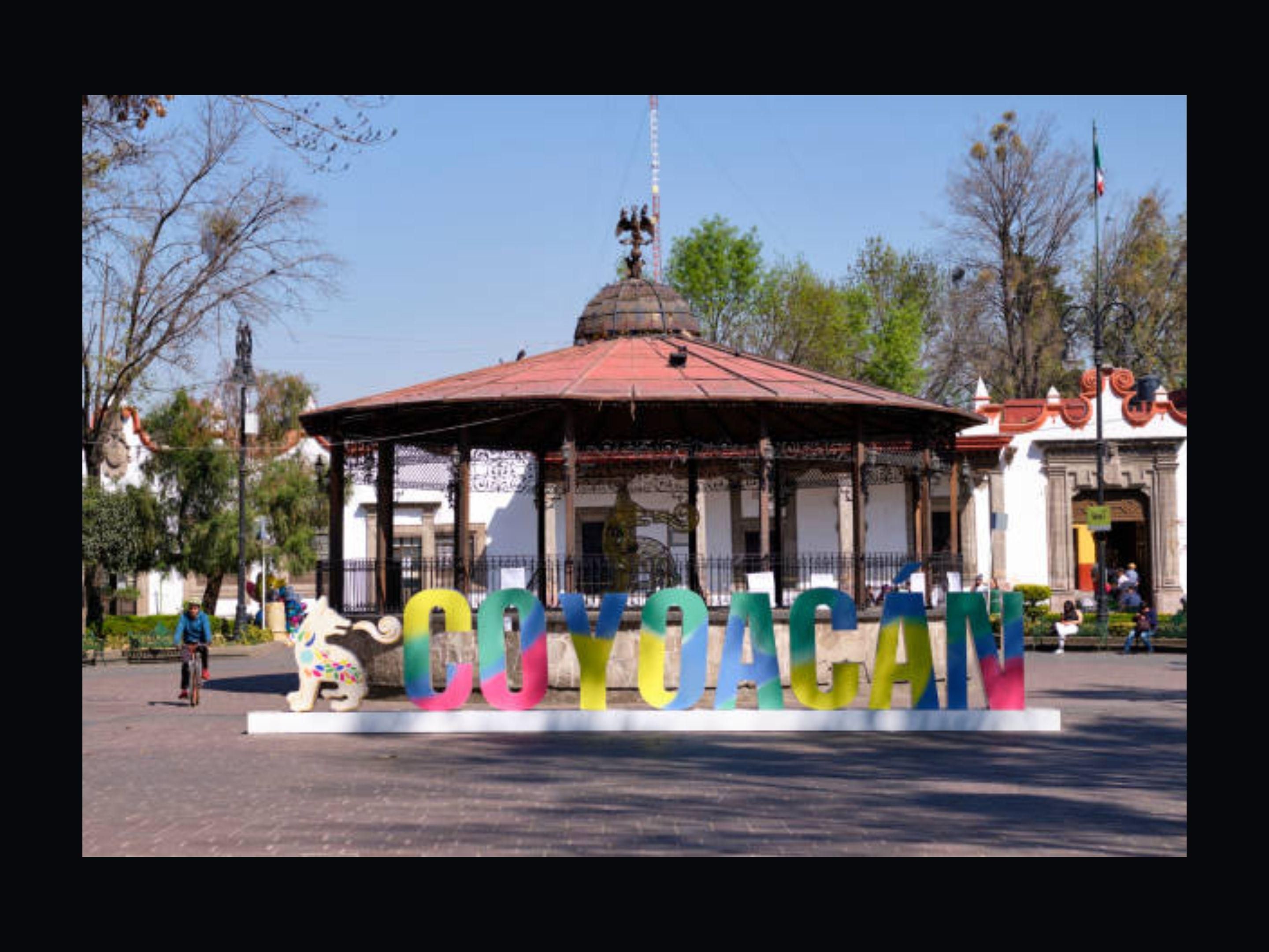 One of the most important tourist centers in Mexico City, known for its cobblestone streets and colonial architecture, museums such as Frida Kahlo and Casa de León Trotsky, as well as chakra studios, art galleries and colorful markets handmade. Outdoor cafes and laid-back ice cream parlors line the tree-lined streets.