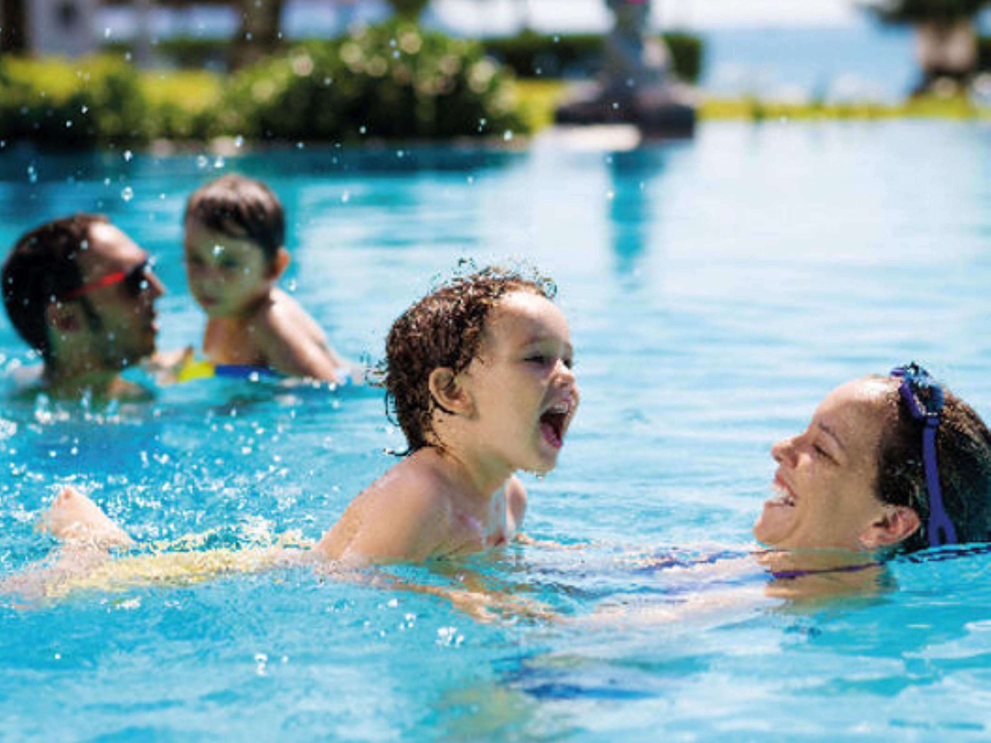 Enjoy swimming. Семья в бассейне. Семейное плавание в бассейне. Семья плавает. Семейное плавание с детьми.