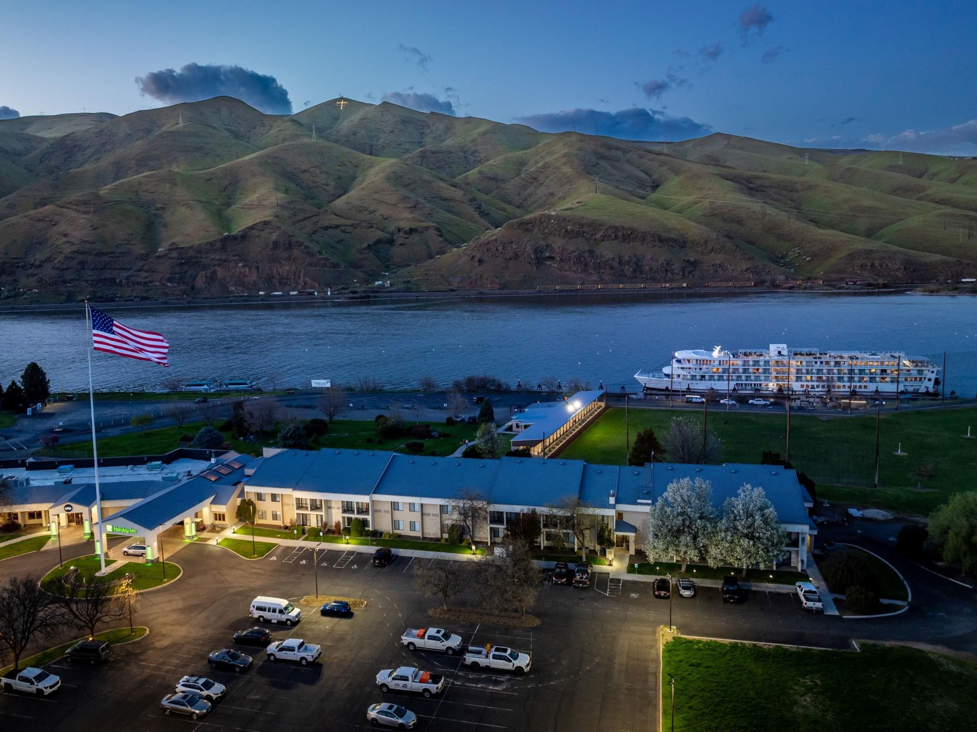 Enjoy Holiday Inn Clarkston - Lewiston's prime location with picturesque views of the Snake River. Wake up to the calming beauty of the river from your room or suite and explore the natural wonders of Lewis-Clark Valley. Perfect for business and leisure travelers, our location offers a blend of convenience and scenic beauty for a memorable stay.