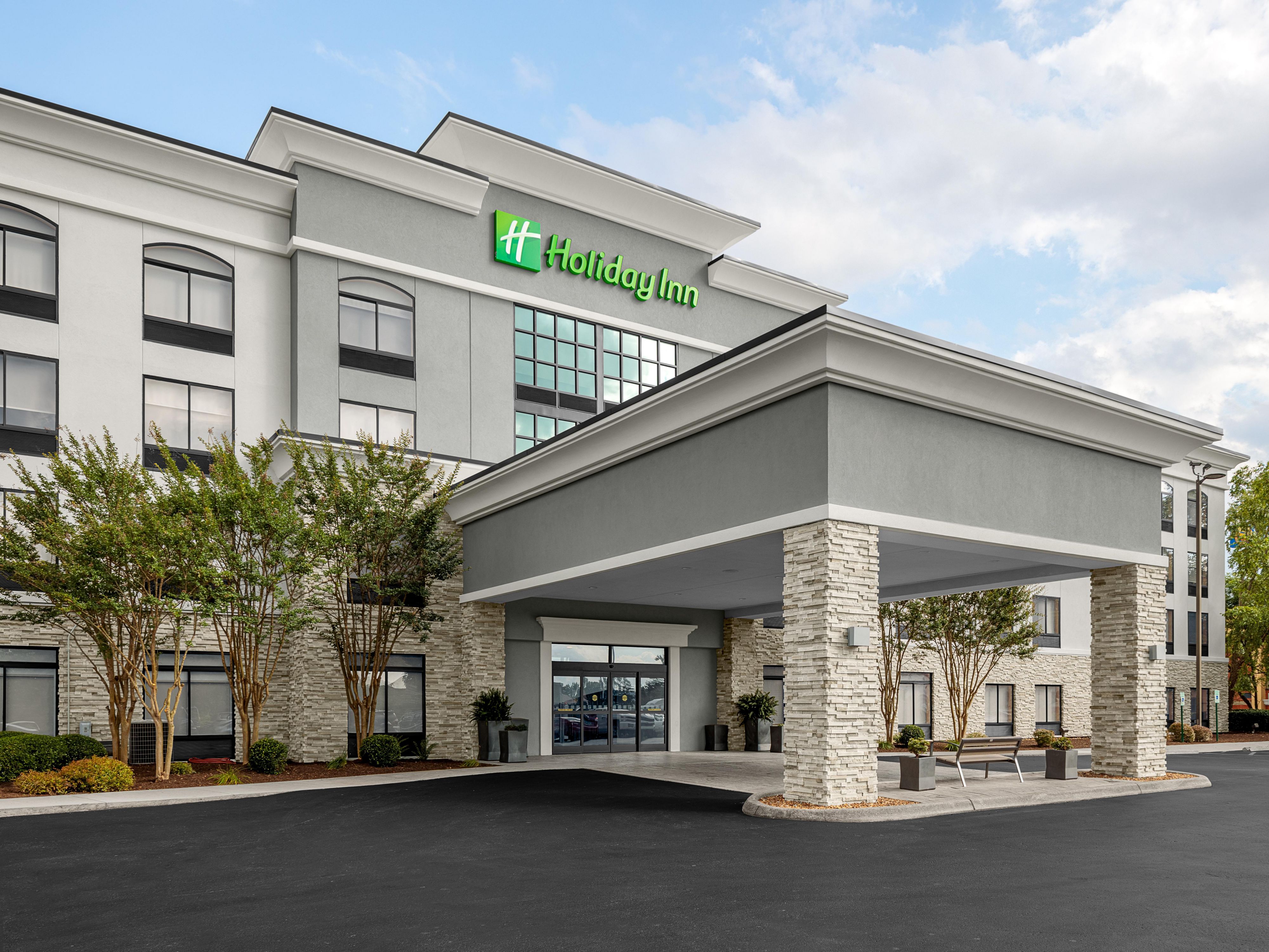 Our pet-friendly hotel welcomes four-legged guests with open arms, making it easy for you to travel with your whole family. Enjoy convenient amenities and nearby green spaces for walks, ensuring a comfortable stay for both you and your pet. Bring your furry friend along for a tail-wagging good time in Cleveland!