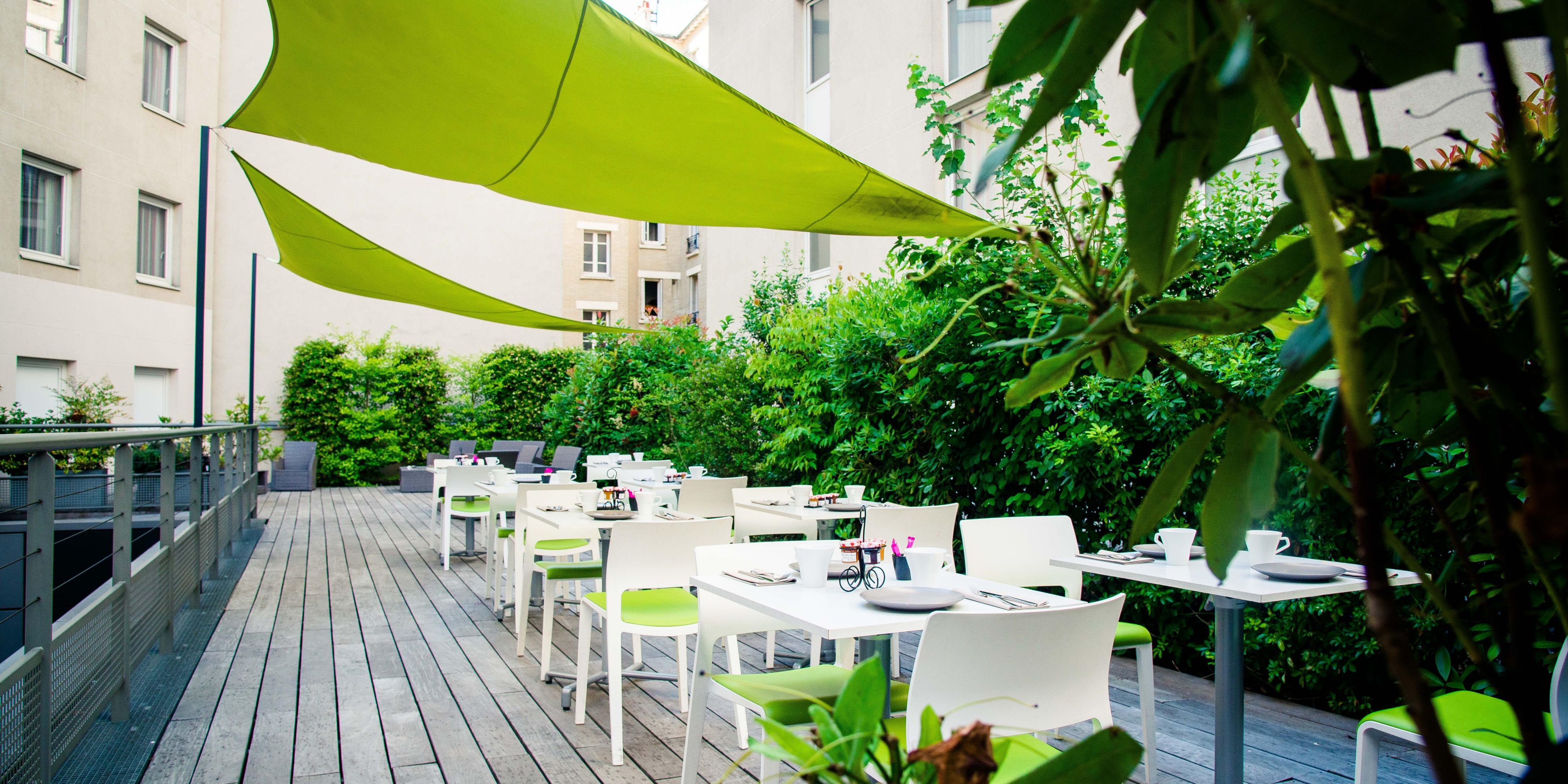 Wasabi, notre verrière de 140m², est un petit havre de paix au coeur de l'hôtel et dispose d’une terrasse agréable de 120m². Vous pourrez apprécier un instant unique et inoubliable plein de surprises.