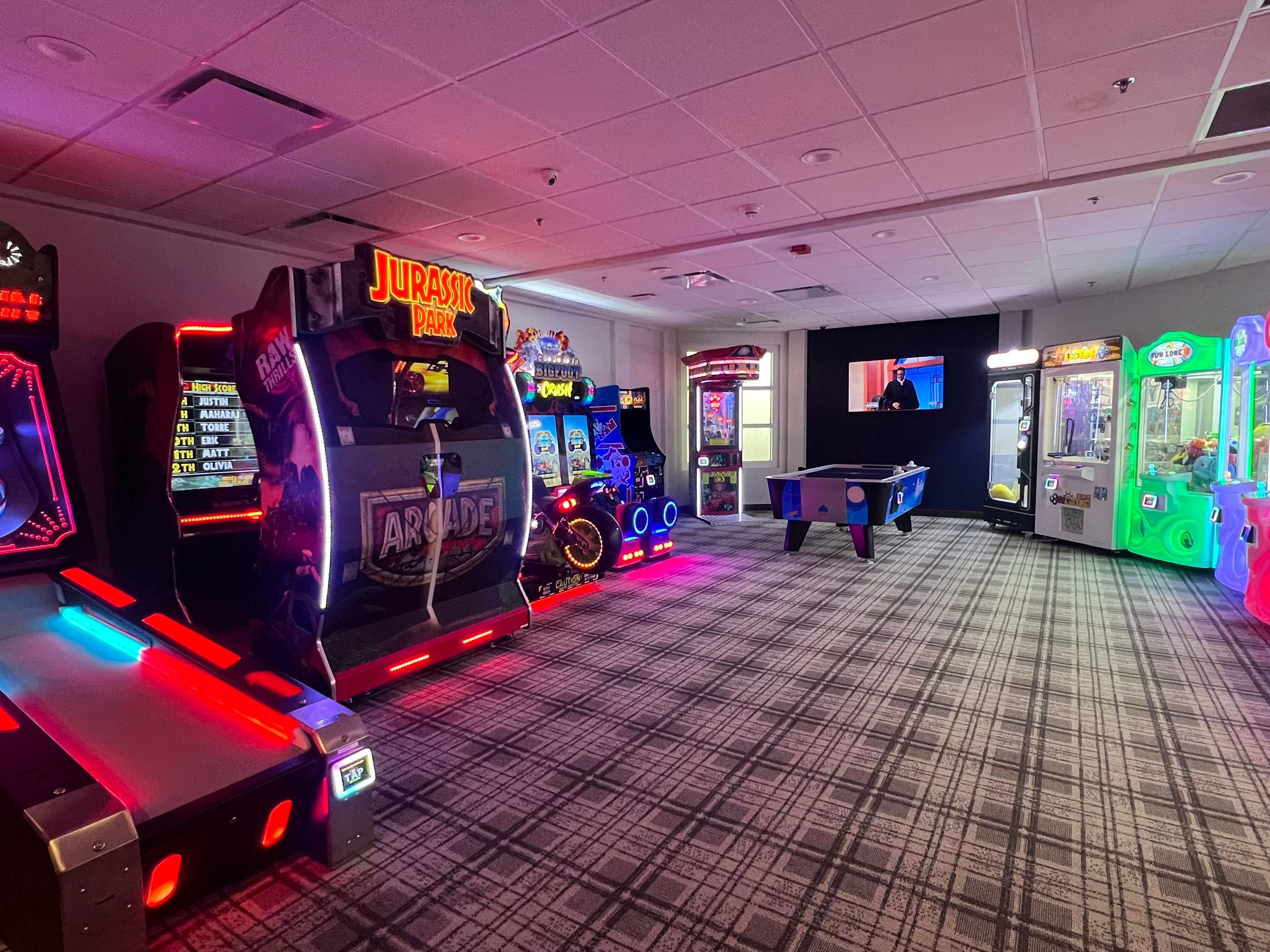 ¡Entra en una explosión arcade total donde las luces de neón brillan, los sonidos retro rugen y la emoción nunca se detiene! Conquista máquinas de garras salvajes, acumula puntos Skee-Ball, aplasta dinosaurios en Jurassic Park y domina las mesas de air hockey. ¡Con estaciones Xbox y acción sin parar, es un paraíso de puntaje alto creado tanto para jugadores como para cazadores de premios!