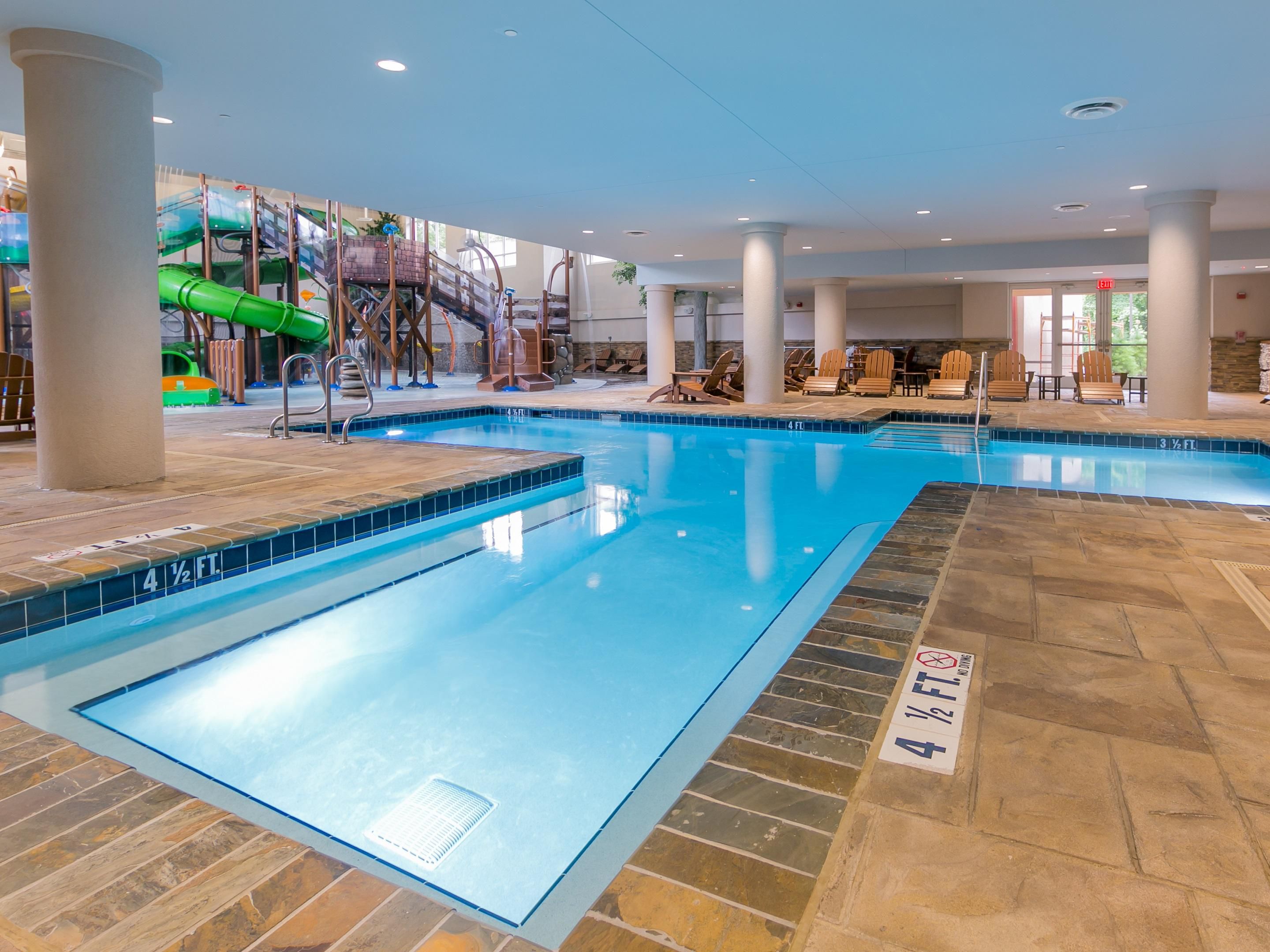 Niños can have fun all day in the indoor pool