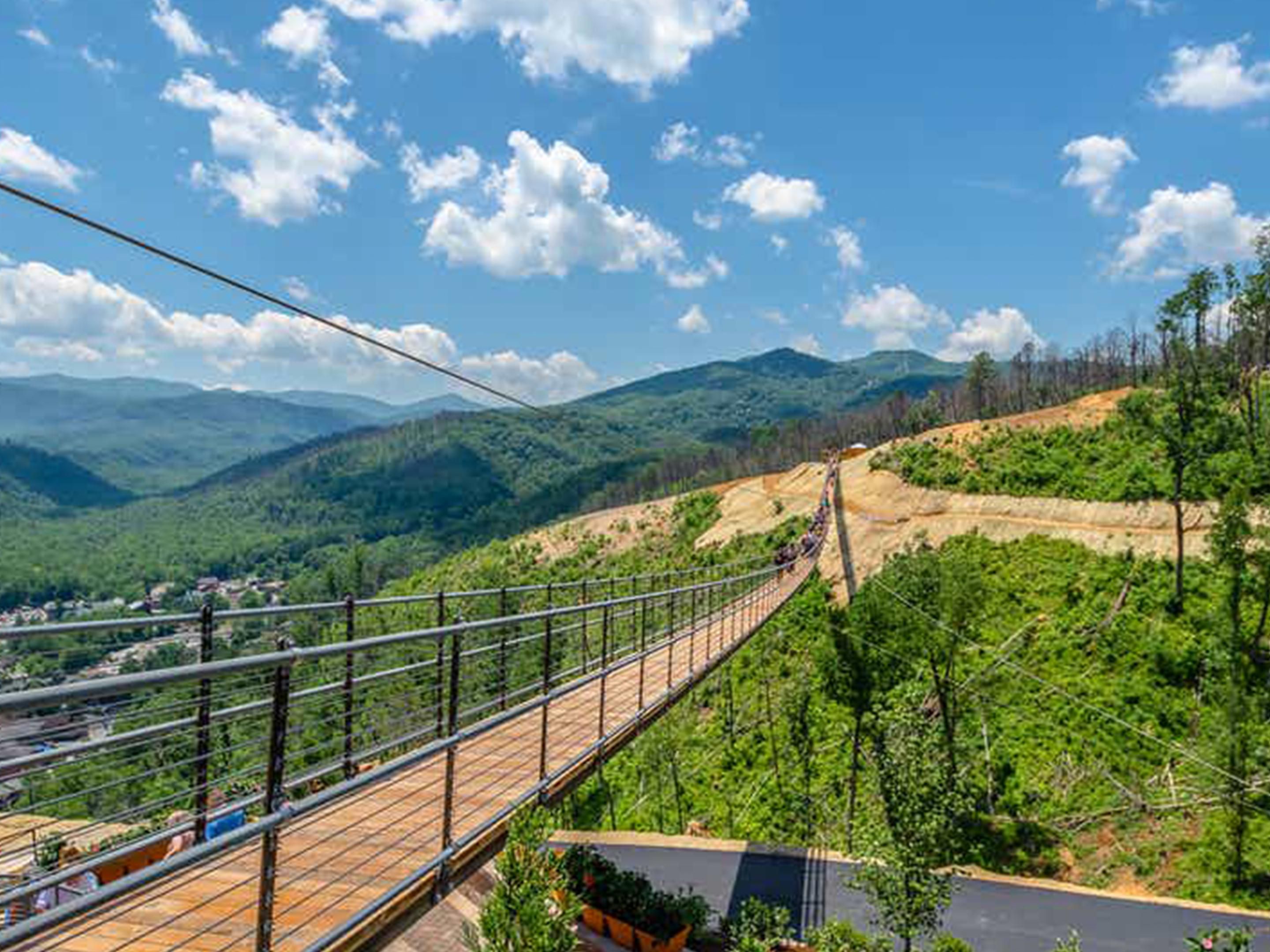 Hay muchas aventuras maravillosas para experimentar en su viaje a Gatlinburg, Tennessee. Explora el aire libre en el Parque Nacional Great Smoky Mountains. Prepárate para un paseo a caballo por las montañas. Disfrute de las impresionantes vistas desde el Gatlinburg SkyBridge. Relájese en una cervecería, destilería o bodega local. ¿Por qué no hacerlo todo?