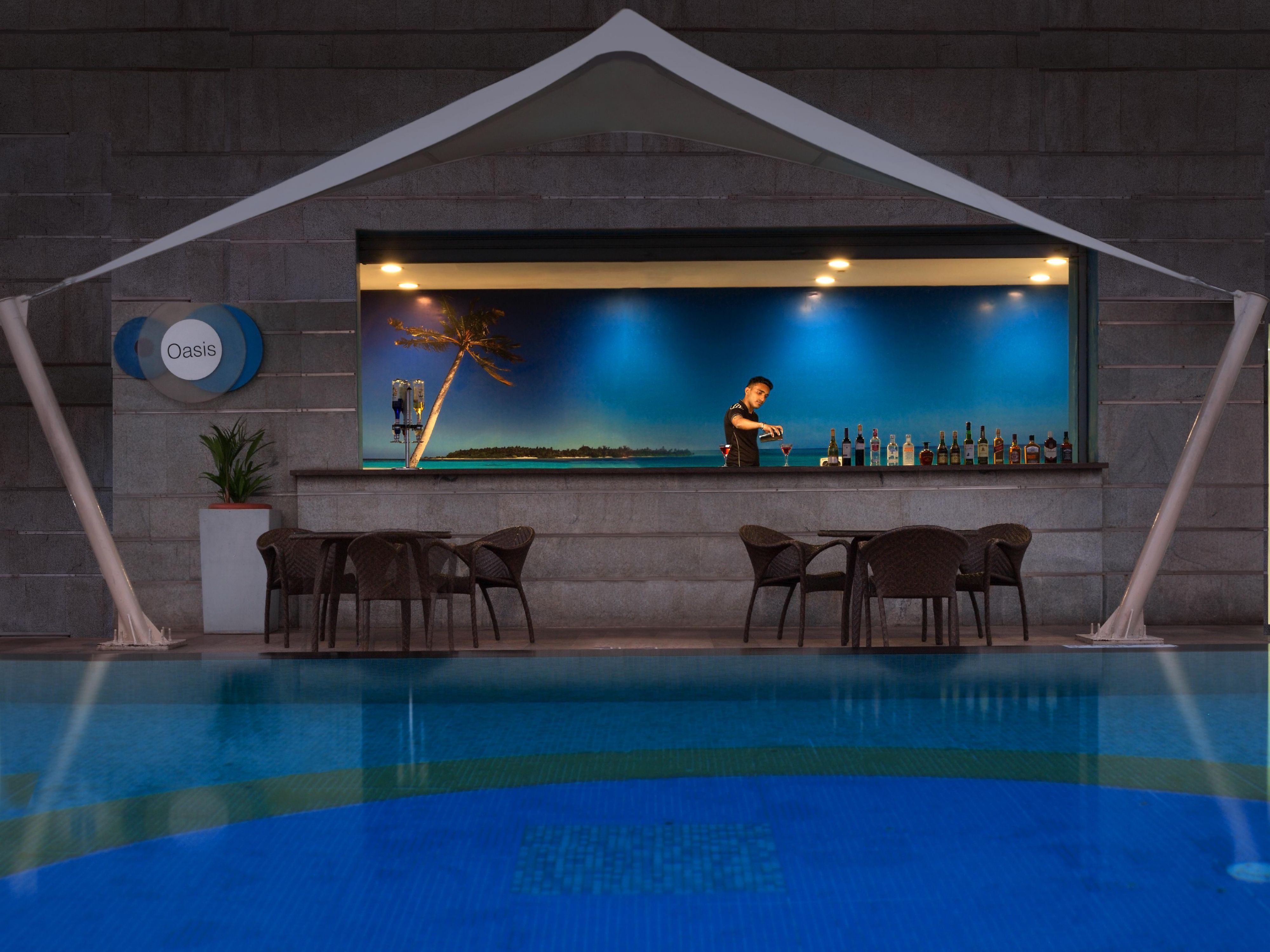 Deléitese en Oasis, una atractiva experiencia gastronómica al aire libre donde convergen los sabores japoneses y un ambiente tranquilo. Ubicado junto a la piscina, este refrescante escape ofrece un exquisito menú de platos de inspiración japonesa elaborados a la perfección. Abierto todos los días de 4pm a 11 pm.