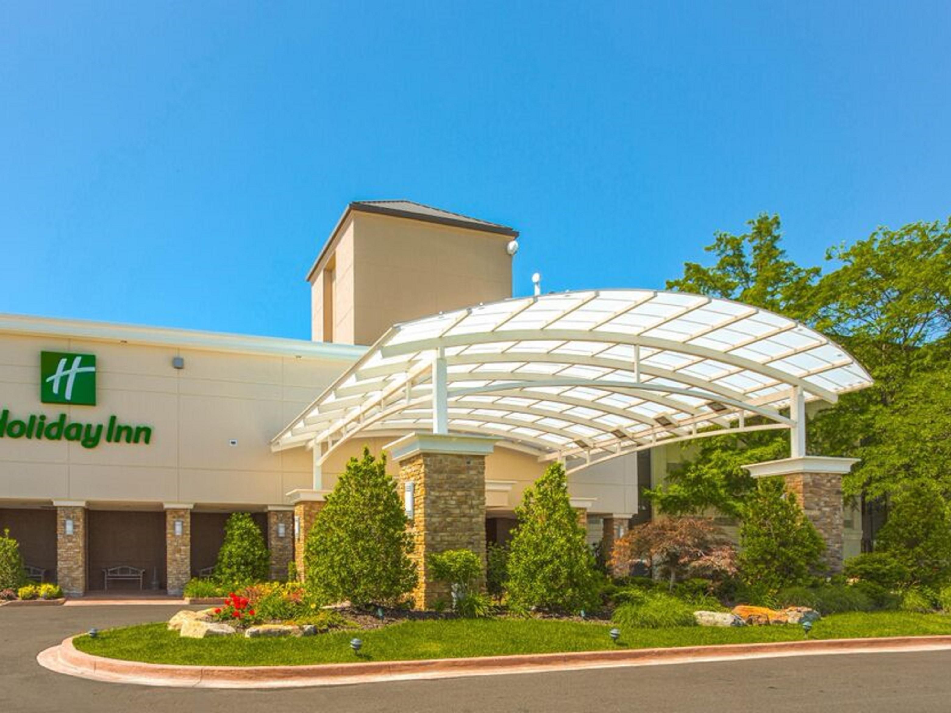Whether you dream of an intimate, private reception for 50 or a lavish ballroom gala for 500, the Holiday Inn Executive Center in Columbia, MO specializes in making your wedding dreams come true.