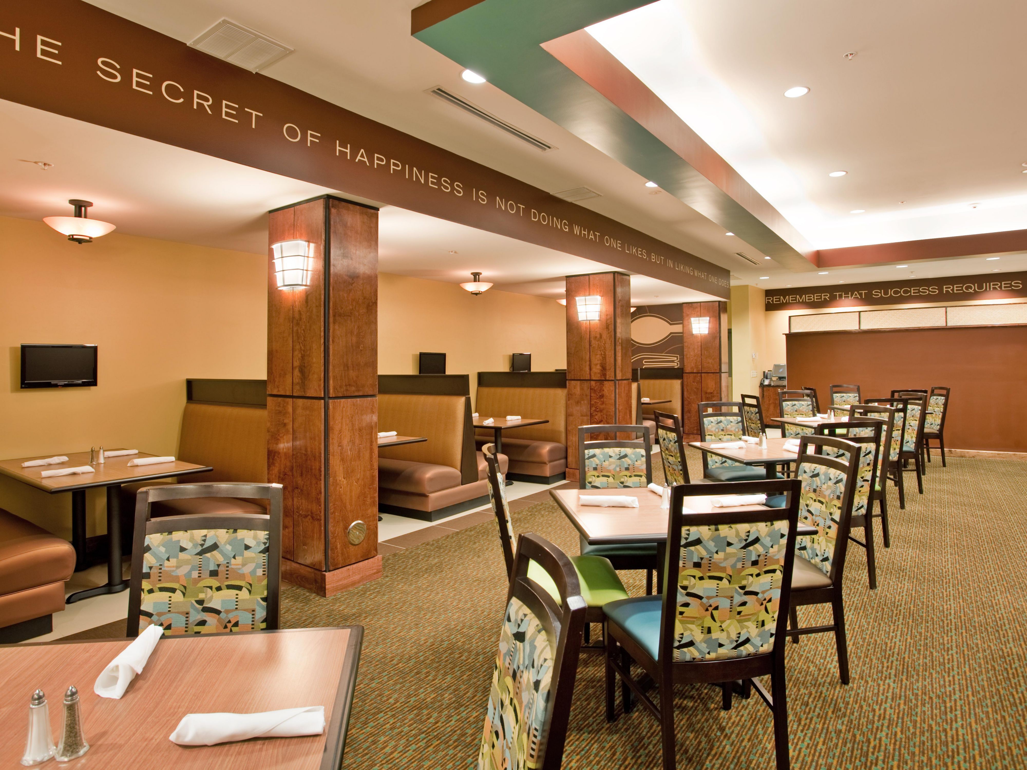 Begin and end your day with a mouthwatering meal at Kem's Restaurant, featuring great American cuisine for breakfast and dinner. With an HDTV in each booth and incredible dishes, such as a grilled salmon fillet with citrus butter, Kem's is sure to please.