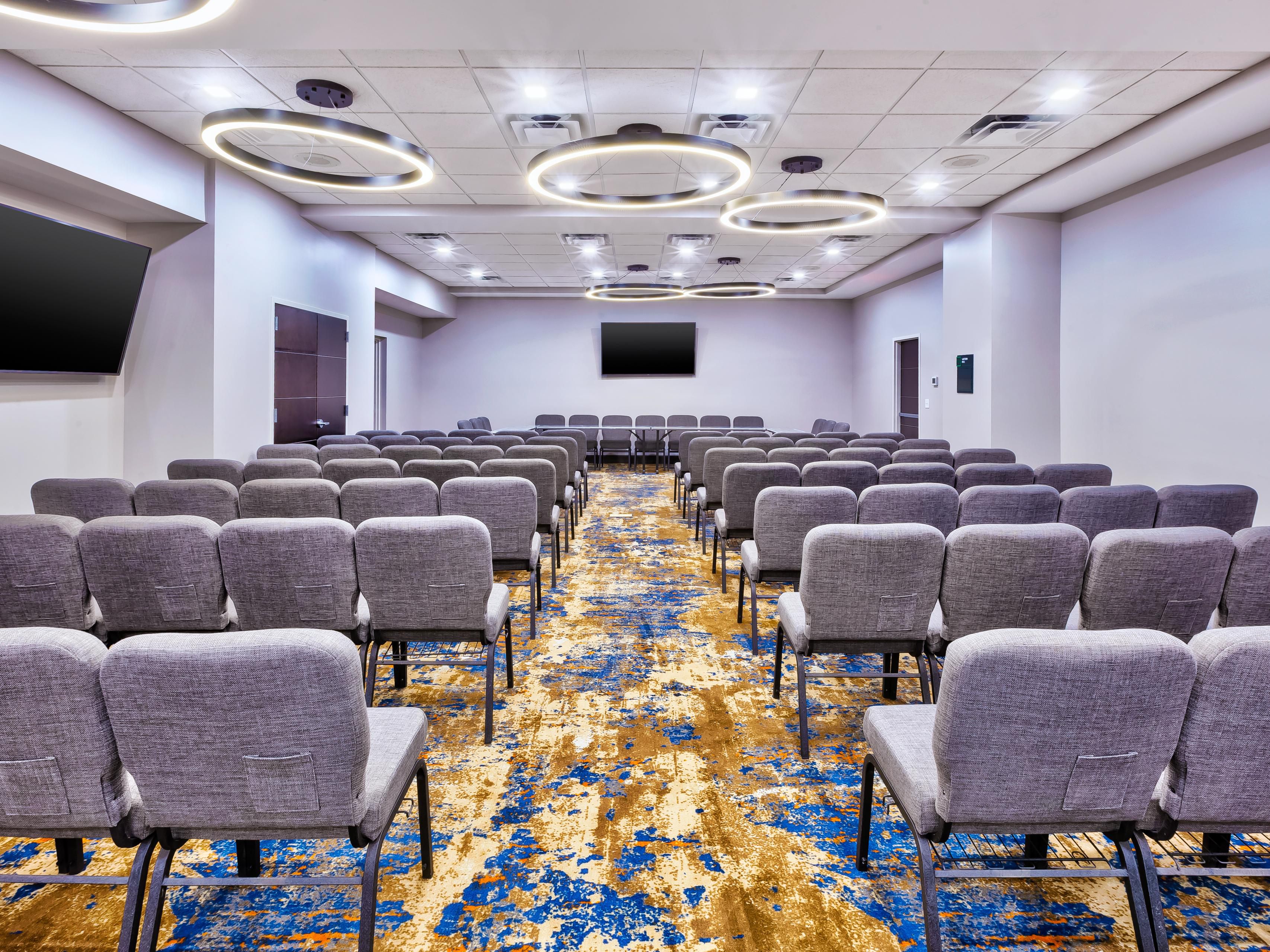 Host business meetings, conferences, and social events in our flexible Saffron Room, seating 120 guests theater-style and 90 guests banquet style. Or host a cocktail hour with stunning views on our outdoor rooftop venue for up to 75 guests. With AV equipment, catering, and personalized service, we ensure your events are exceptional!