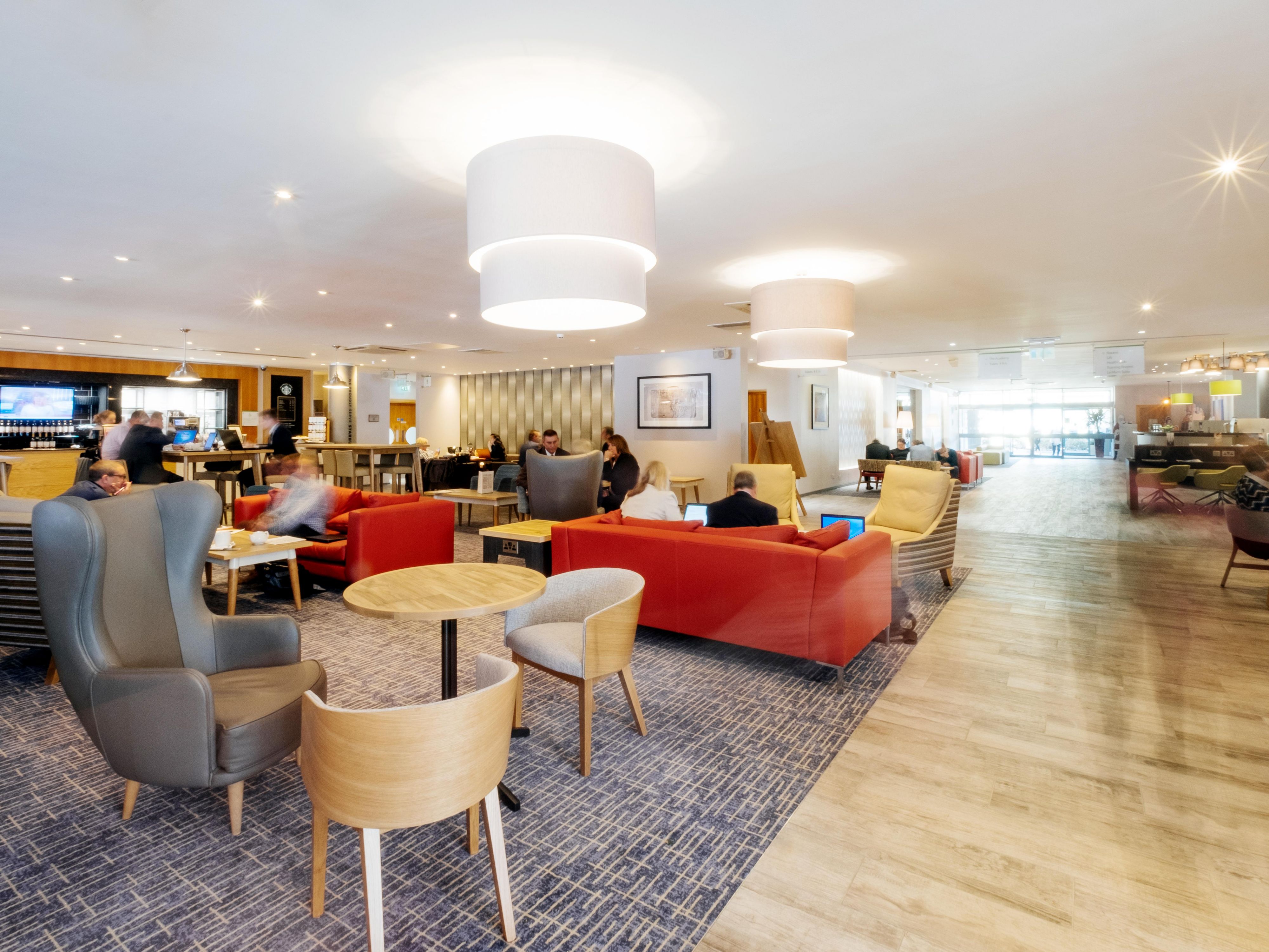 Our Open Lobby dining provides everything you could need, whether it be something from our bistro dining menu or a quick snack from the To Go Café. Eat-in or eat-out, we offer flexible dining solutions for all of our guests.