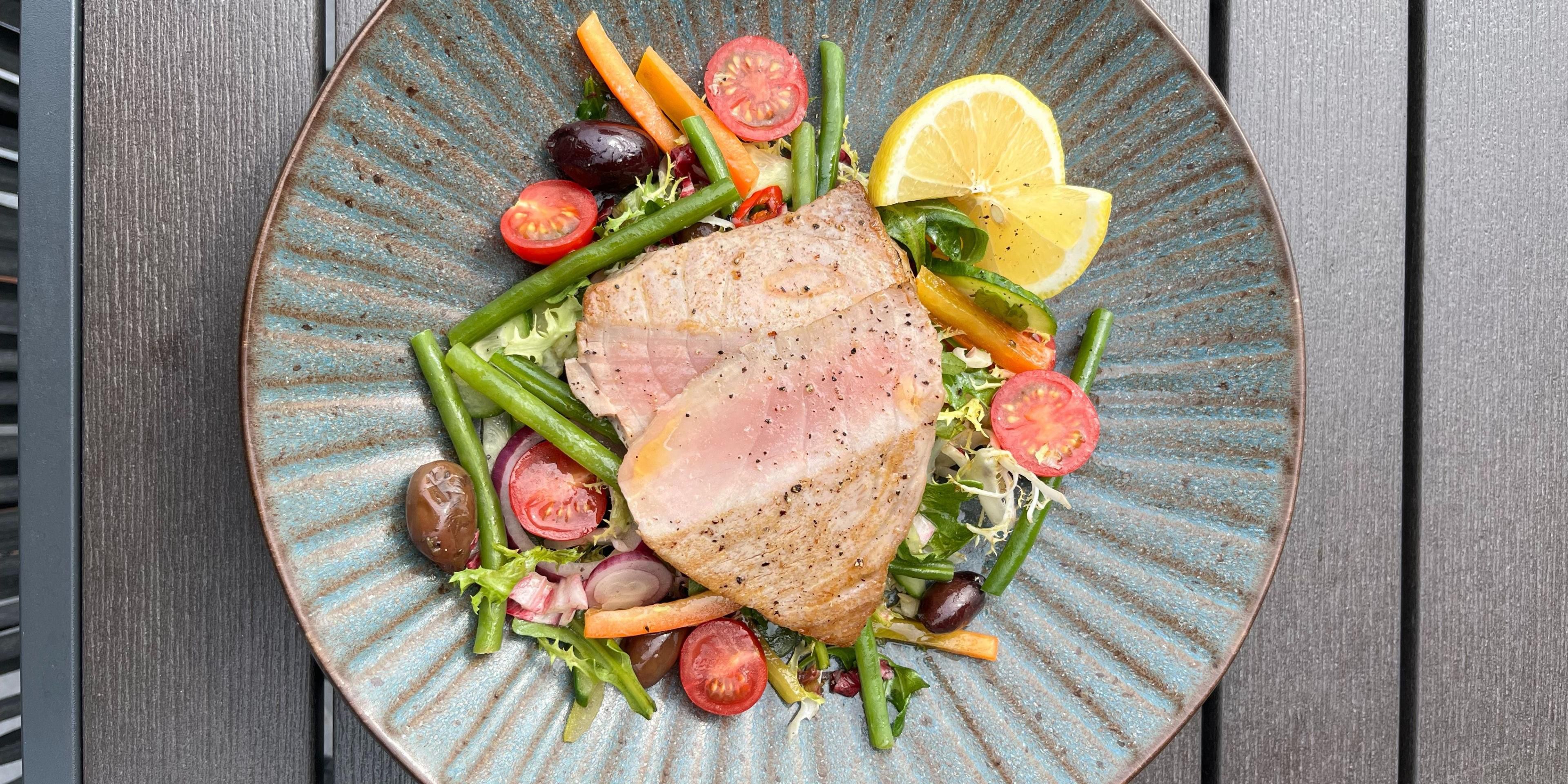 Grilled tuna steak salad