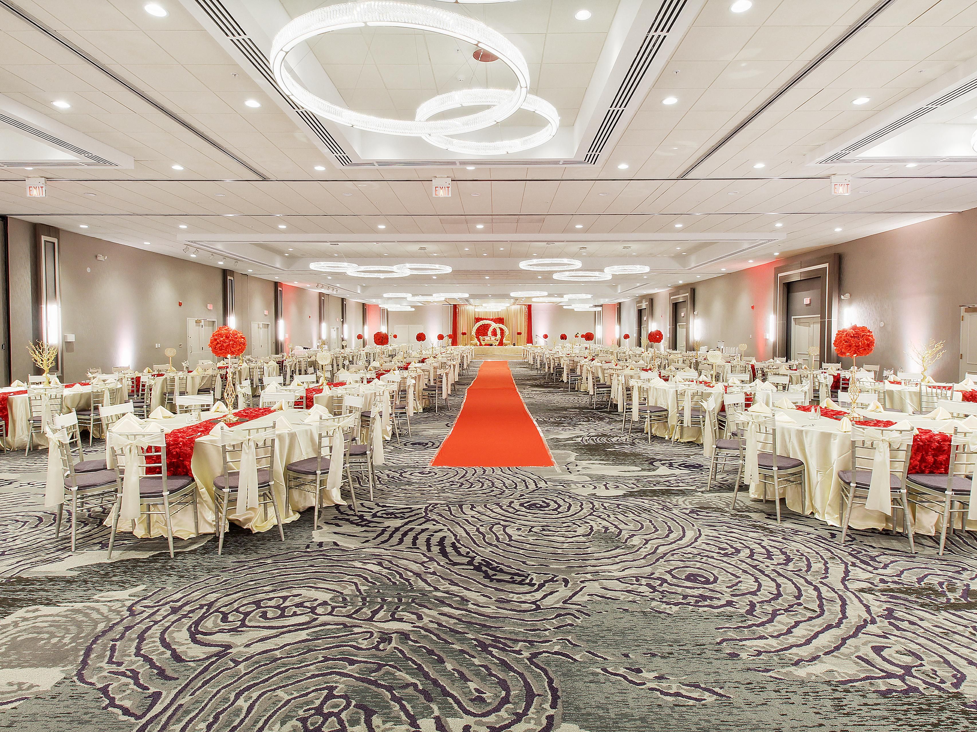 Elara Ballroom kami menampung hingga 1,000 tamu pernikahan untuk pernikahan Chicagoland Anda. Ballroom seluas 11,200 kaki persegi akan meningkatkan pernikahan Anda di Crystal Lake. Dari perjalanan menyusuri lorong hingga perpisahan terakhir, perencana pernikahan kami akan membantu Anda menyusun setiap detail sehingga pernikahan Anda merupakan cerminan dari individualitas Anda .