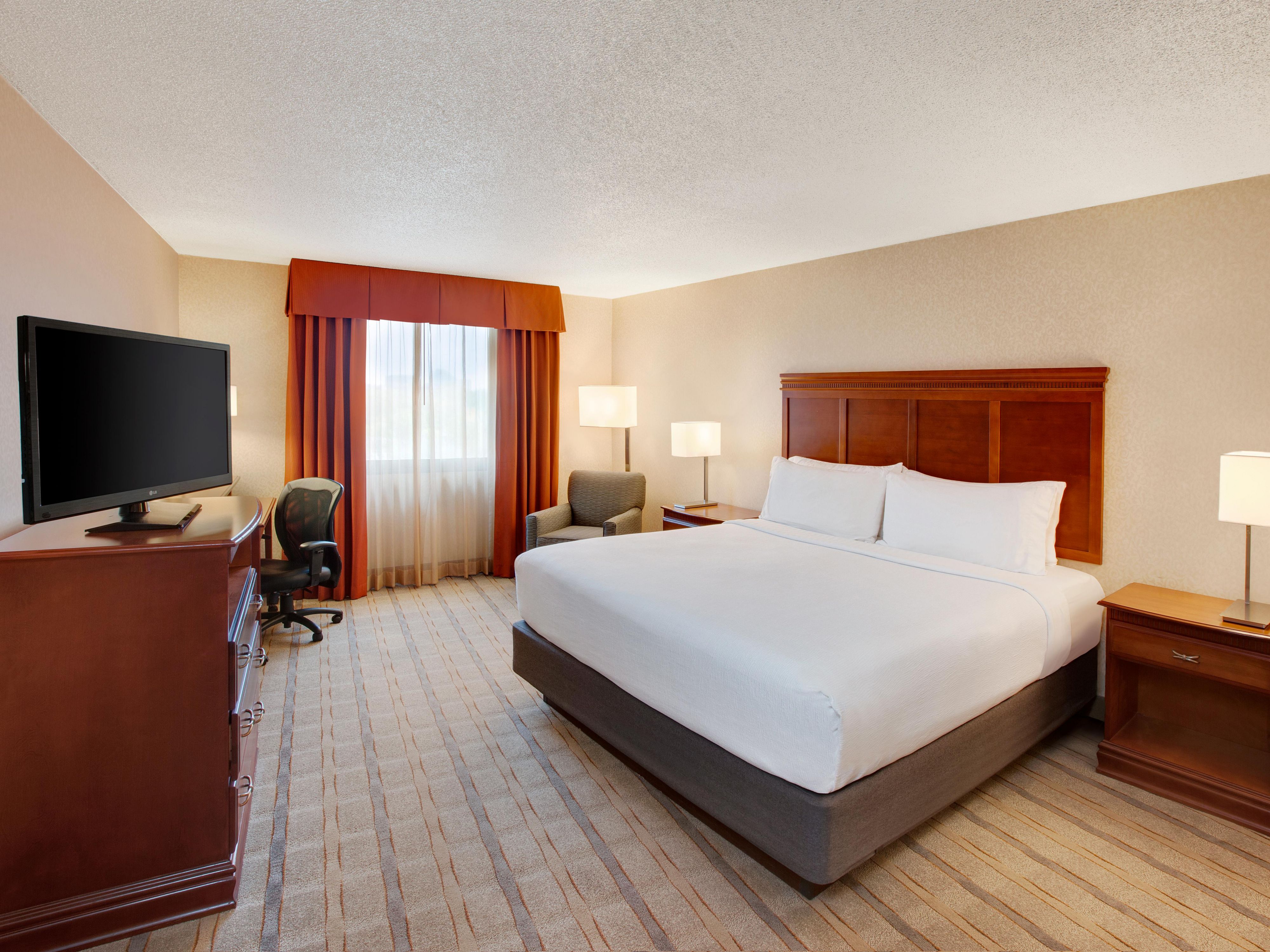 Enjoy a King guestroom in the Dallas Market Center area.