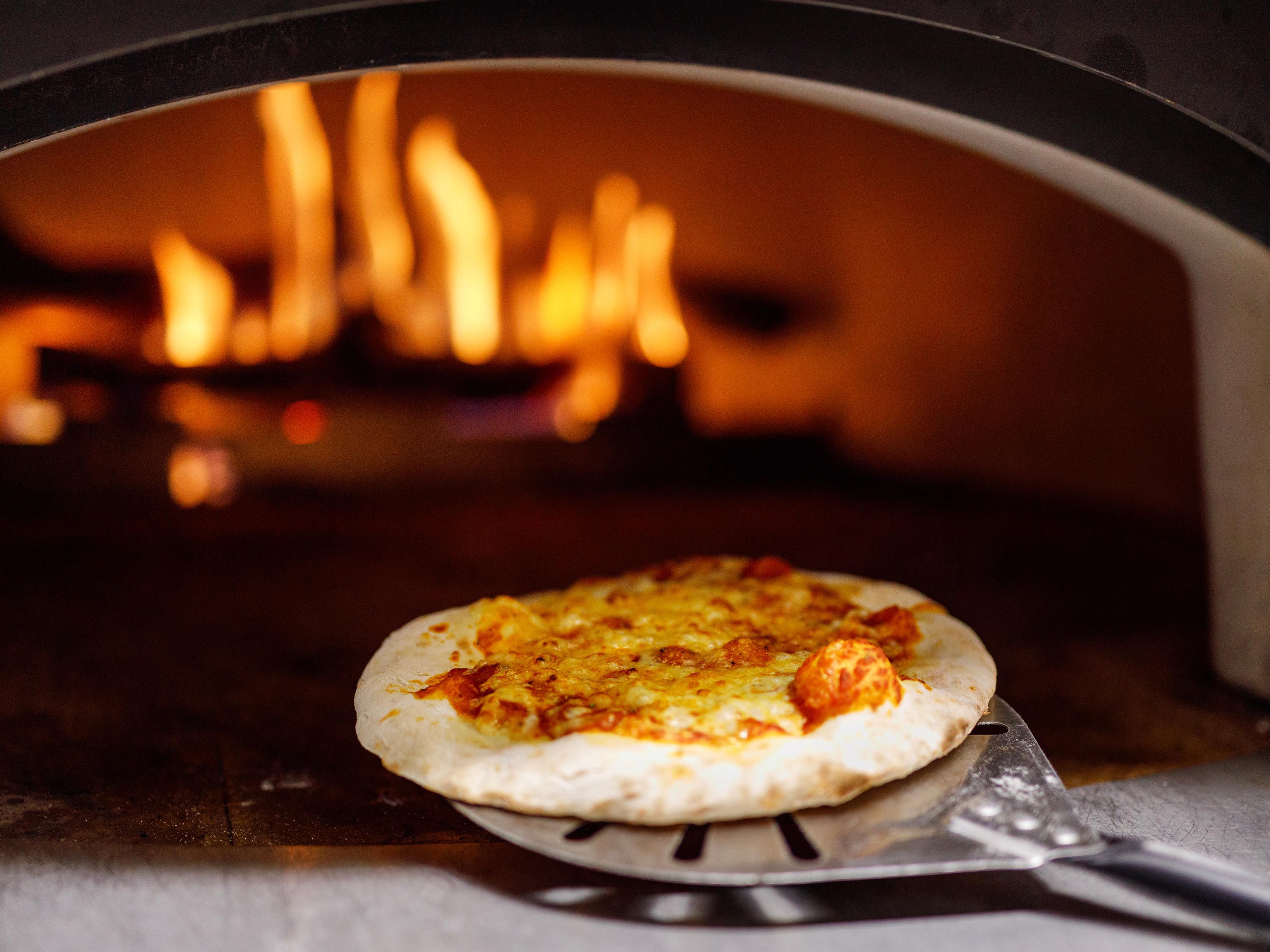 ダンデリオン ラウンジ & イータリーでは、地元の農家や生産者が送る最高級の季節の食材とビクトリア様式のワインを提供。サステナビリティと品質に重点を置き、本格的な地中海料理を引き立てるヒーロー料理をご堪能ください。