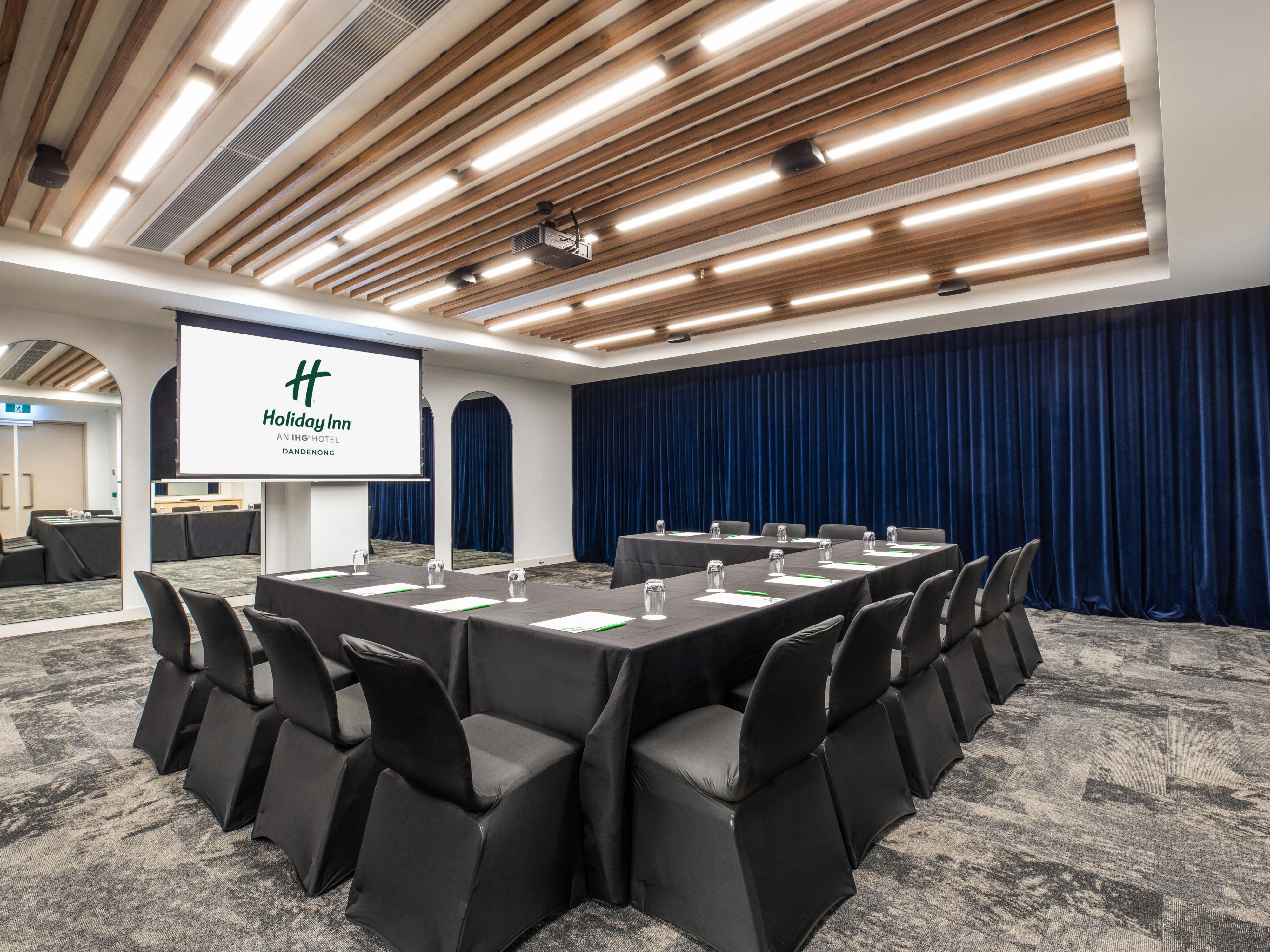 홀리데이 인 단데농(Holiday Inn Dandenong)은 3 특수 용도의 연회실과 154 제곱미터의 회의 공간을 갖추고 있어 더 밝은 소통의 공간을 제공합니다. 다양한 맛있는 메뉴와 케이터링 옵션, 현대적인 비즈니스 센터가 있는 활기찬 개방형 로비, 하루 종일 영업하는 라운지, 원하는 대로 사용할 수 있는 유연한 공간을 즐겨보세요.