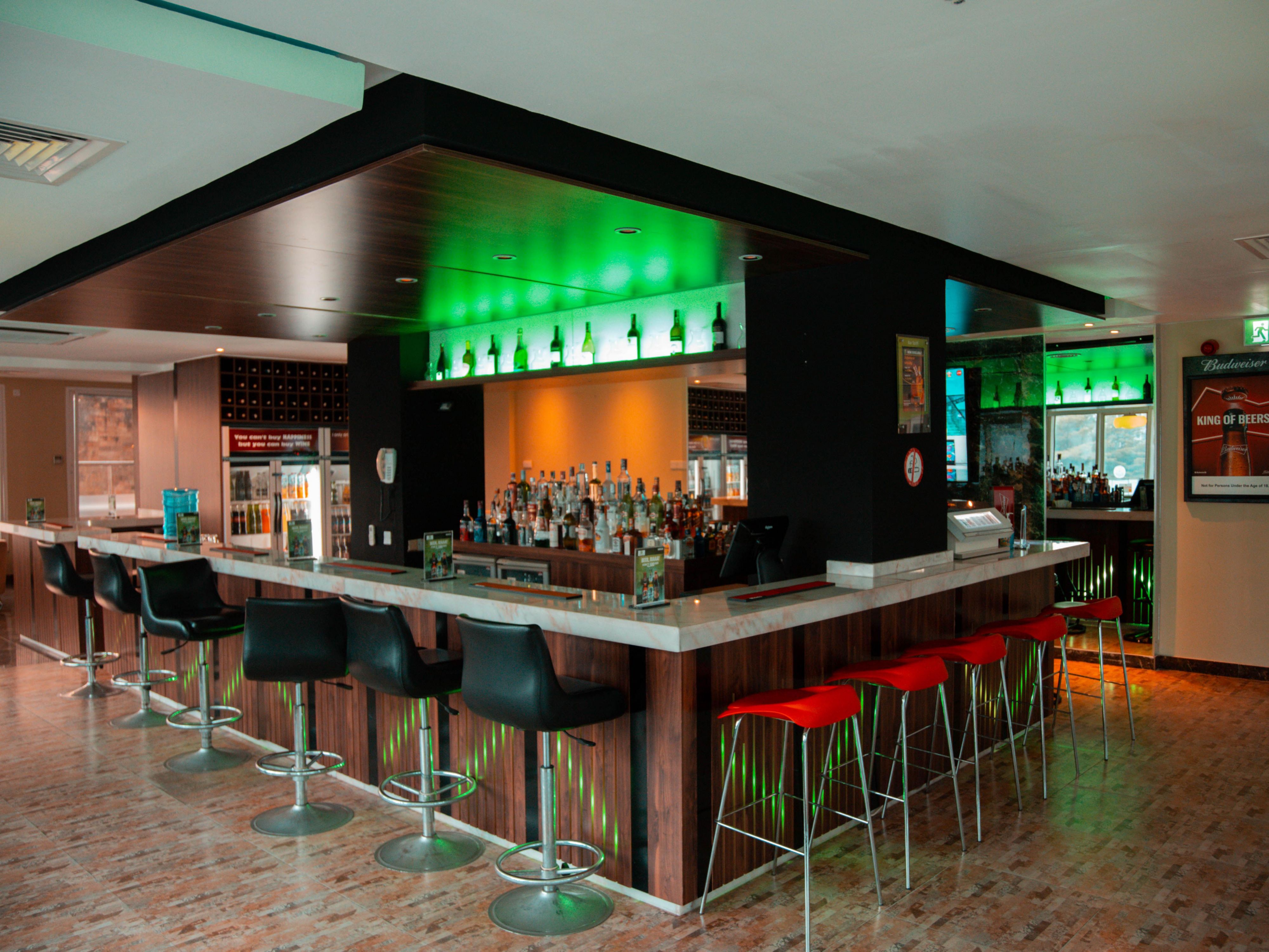 Enjoy the wide variety of drinks, cocktails and mocktails, spirits at discounted price during Happy Hours at Holiday Inn Bar@One