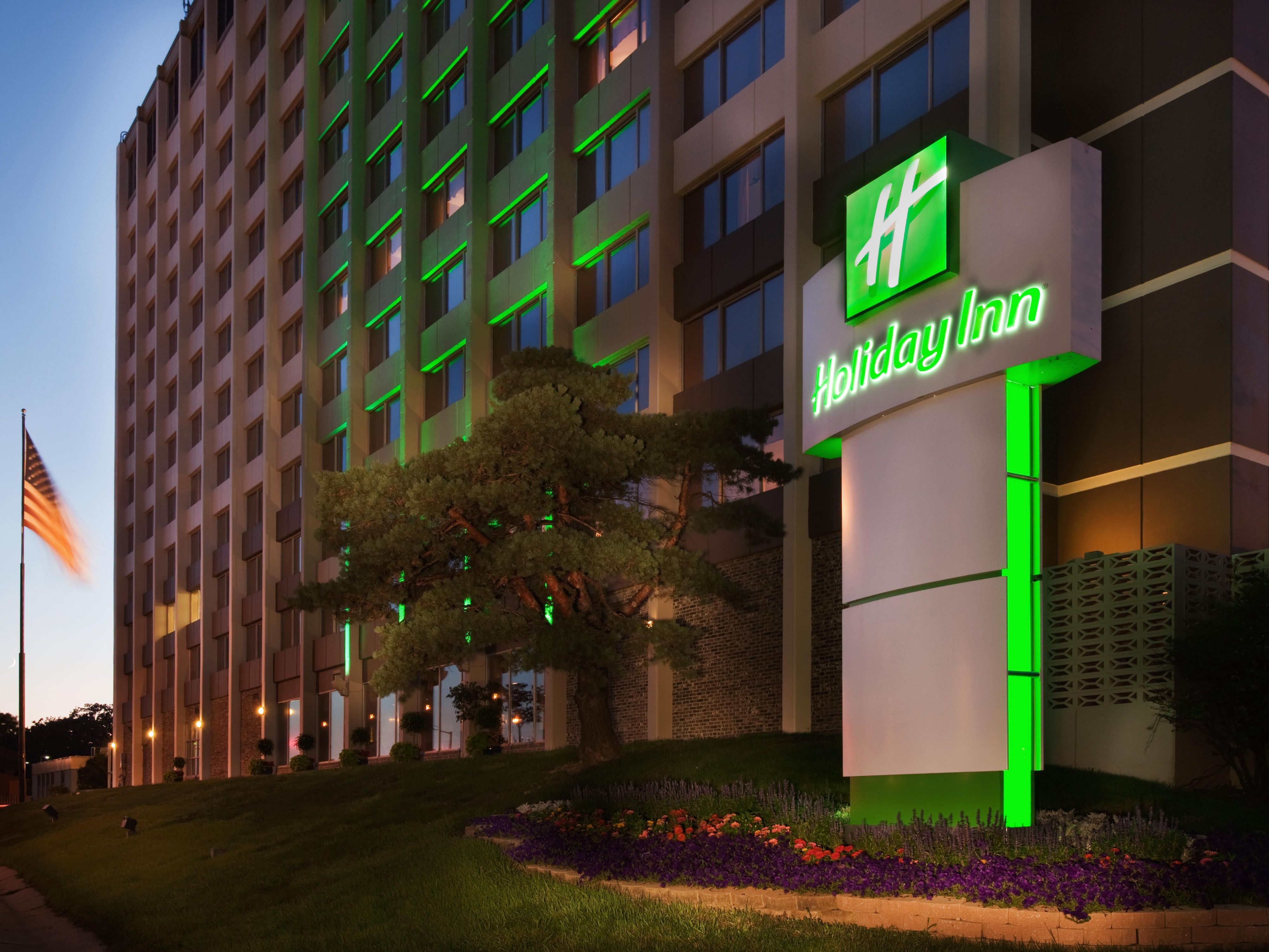 Des Moines Hotels near Iowa Events Center Holiday Inn Des Moines DTWN
