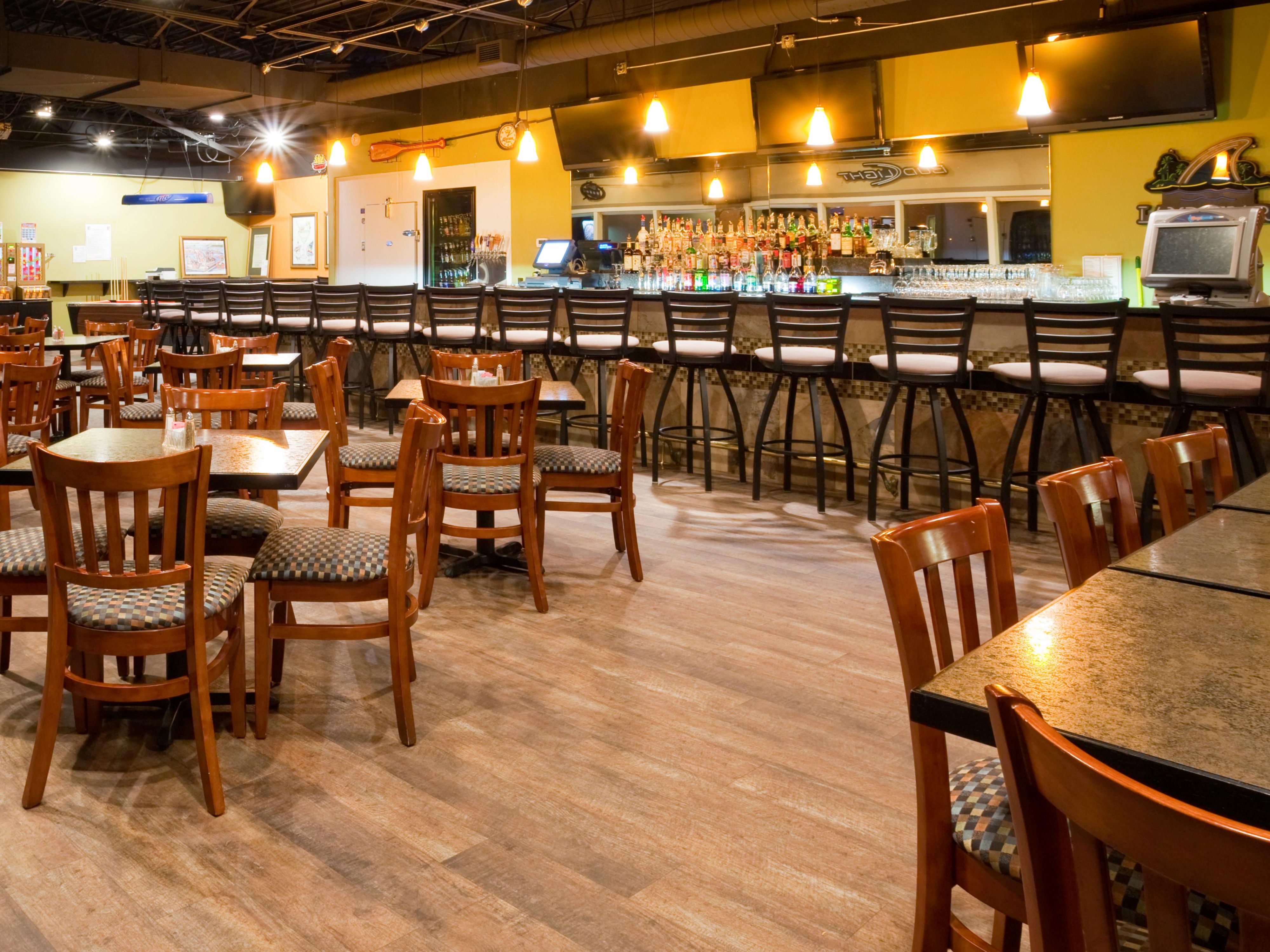Come enjoy one of our fabulous full service restaurants and let us take away all of your vacation worries!  We offer breakfast, lunch and dinner as well as drinks all day to enjoy in the hotel or on the beach!  The Icehouse Restaurant offers all meals and the Holiday Beach Bar opens at lunch and stays open late into the night for drinks and food.