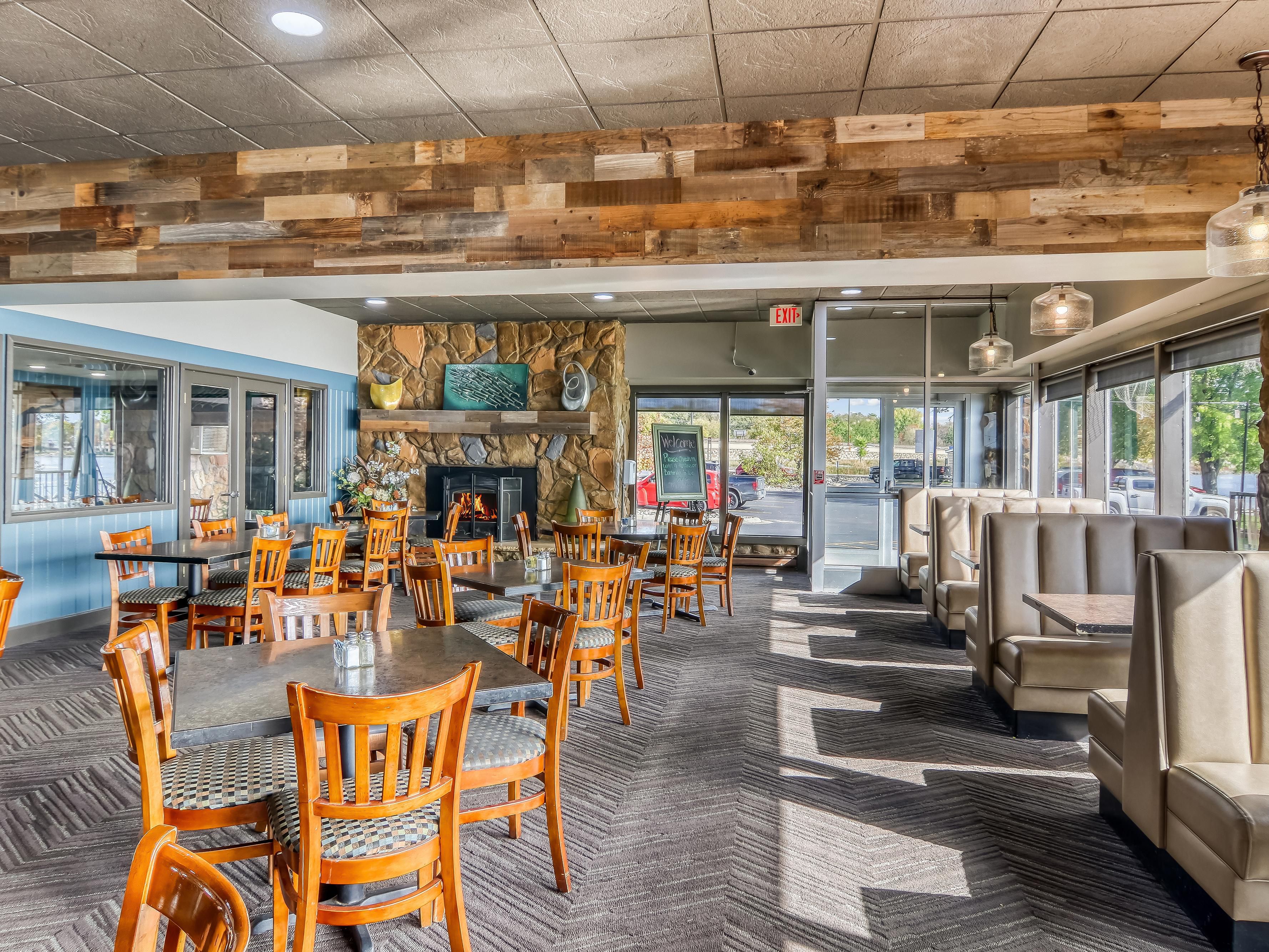 Fuel your day or wind down at night with full-service dining right here at the hotel at Icehouse Restaurant and Beachside Bar & Grill. Kids eat free, and our bar comes alive on weekends with local energy, karaoke, and drink specials. Room service is also available when staying in is the move.