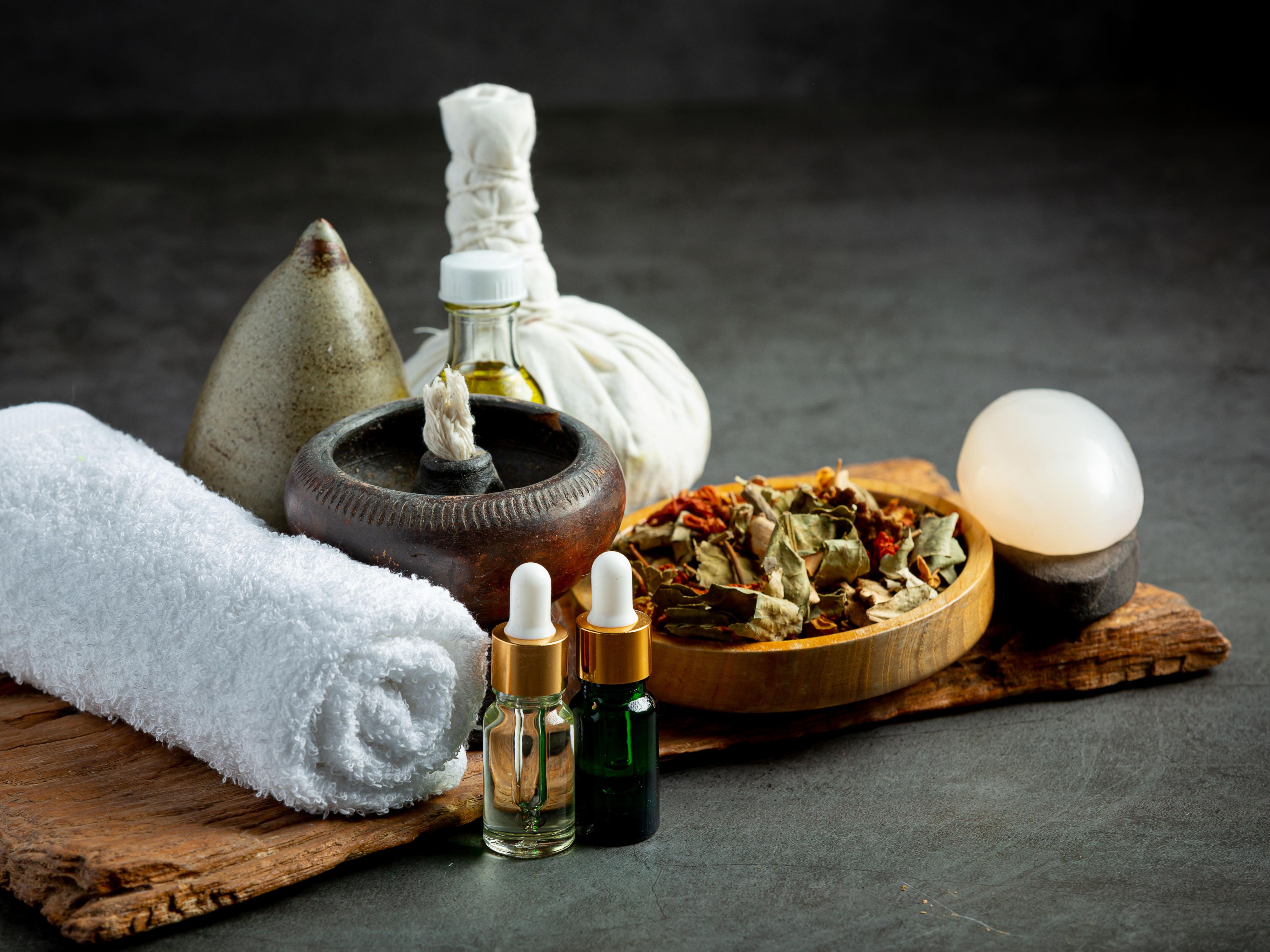 Spa & Salon is based on the notion of the Five Senses: Sight, Hearing, Touch, Smell, and Taste, which helps clients recall their inner serenity. Aromatic fragrances and an intimate ambiance greet you as you enter Spa & Salon, which provides modern exposure in terms of service, style, and well-being. 