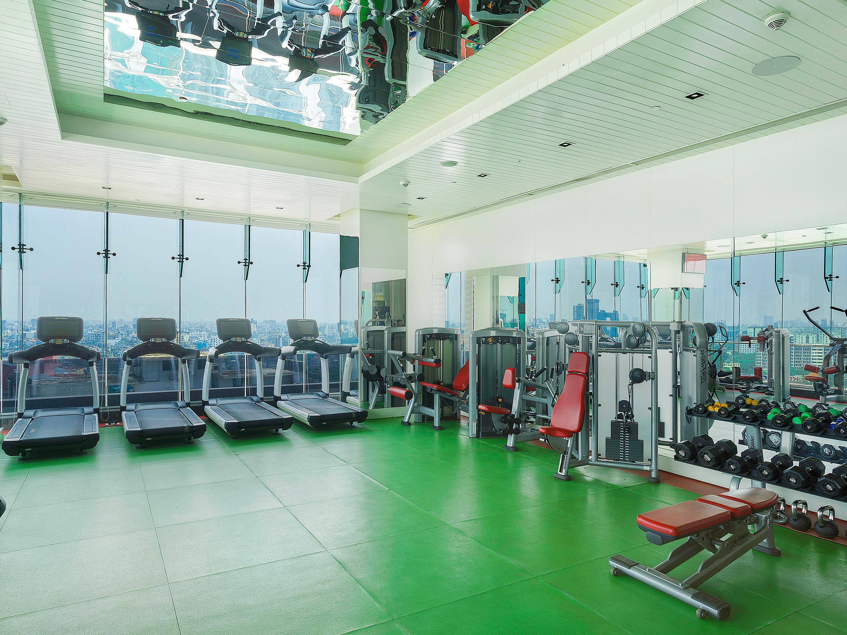Alcance sus objetivos de fitness en nuestro gimnasio de última generación totalmente equipado y alcance sus objetivos de fitness mientras aprovecha nuestro paquete de membresía anual.