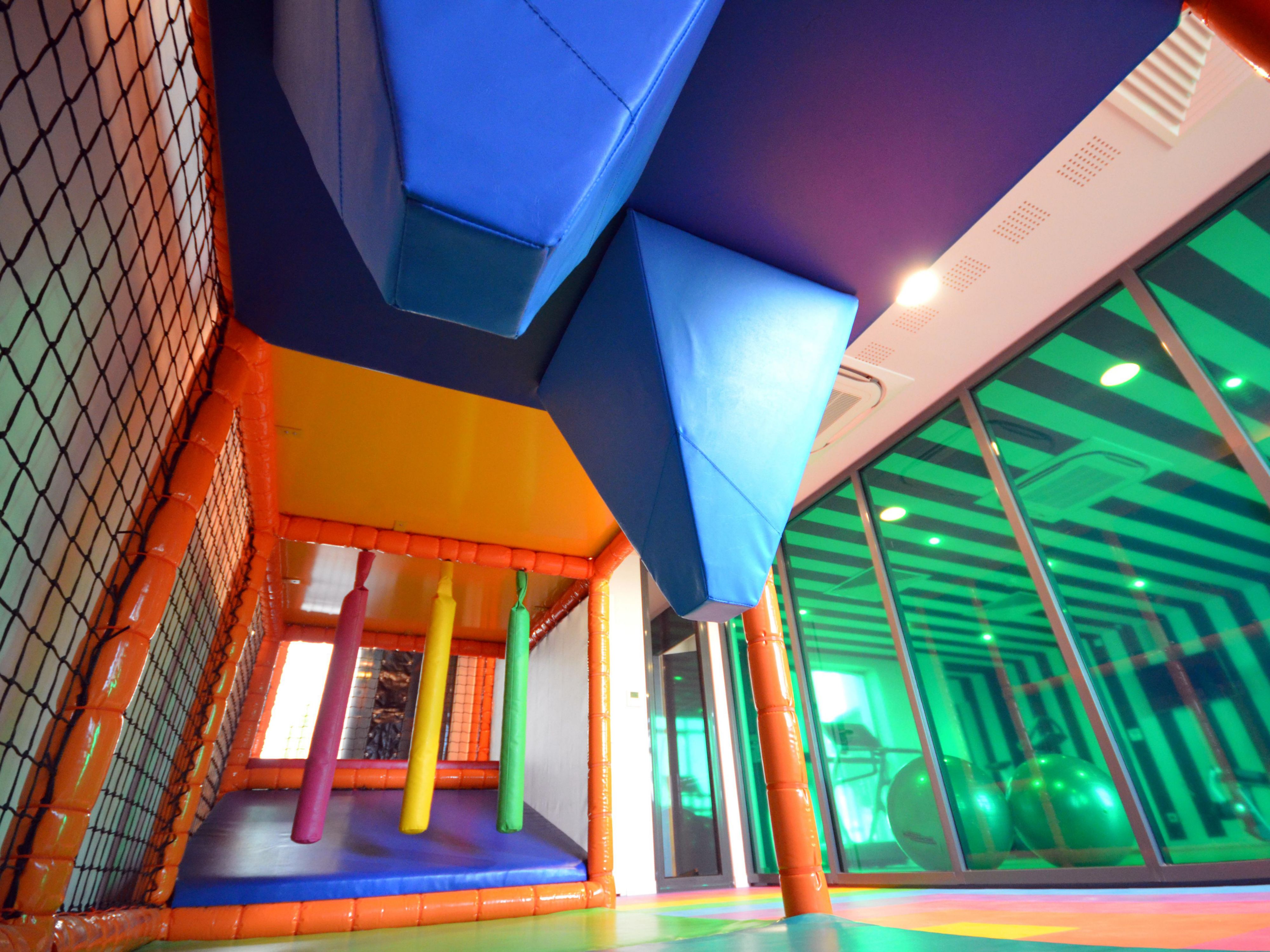 Venez découvrir notre espace de jeux pour enfants ! Cette salle saura séduire les petits et les grands, attenante à la salle de sport, cela vous permettra de garder un oeil sur vos enfants tout en faisant vos exercices.