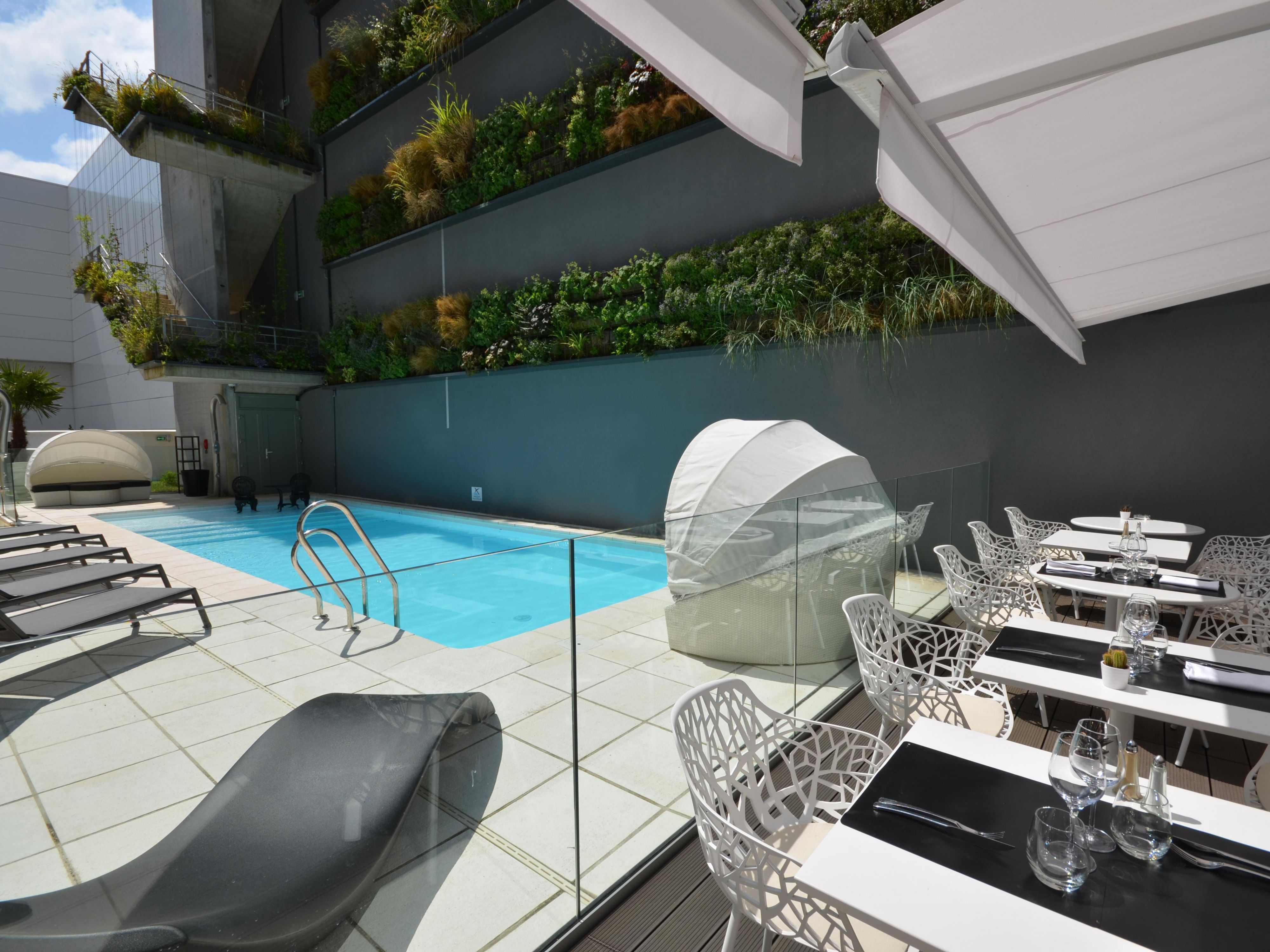 From May 1st, enjoy our beautiful swimming pool and enjoy a cocktail on our terrace at any time of the day.