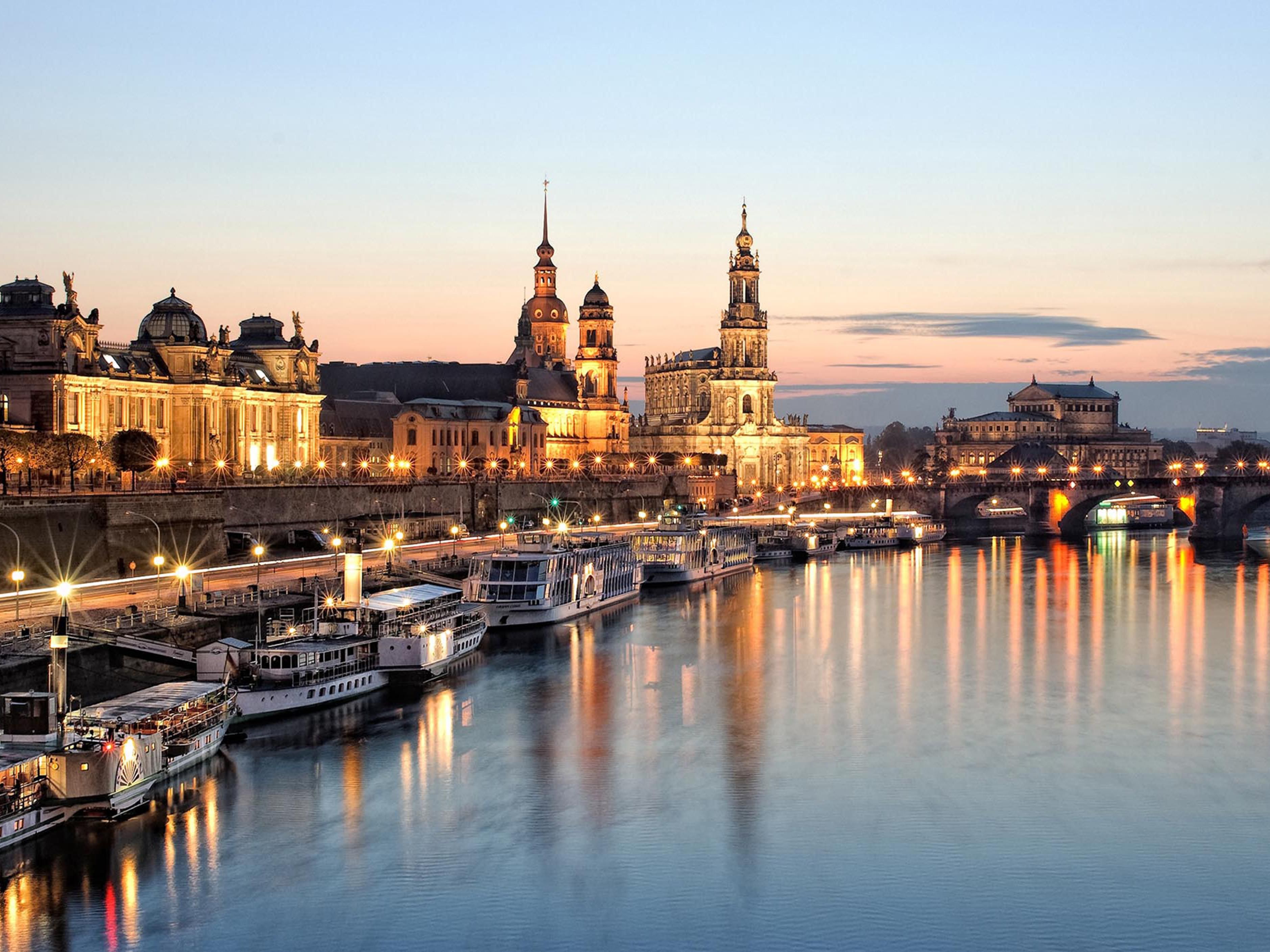 Dresden's old town with its Baroque and Renaissance buildings is just a few minutes' walk from the hotel. Stroll comfortably along the Ostra-Alle to the Dresden Zwinger, which gives us our name.