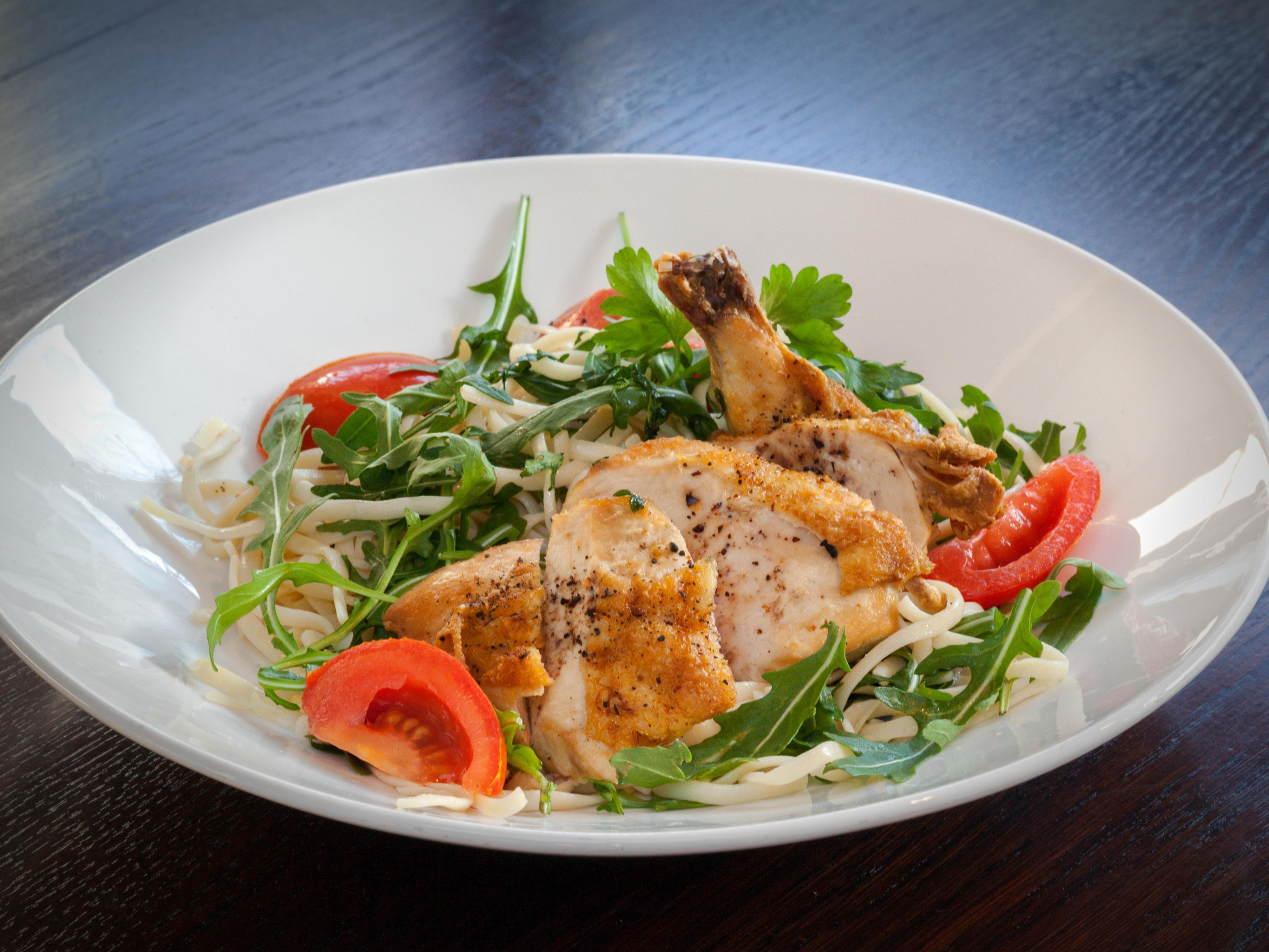 Small or big hunger, each growling stomach is most welcome in our very own hotel restaurant. Regional delicacies and international hits can be found on our monthly changing menu, including our chilli-cheese-burger. And of course, you don’t have to miss out on seasonal highlights like our asparagus or ice cream menu either. Care for a ta taste?